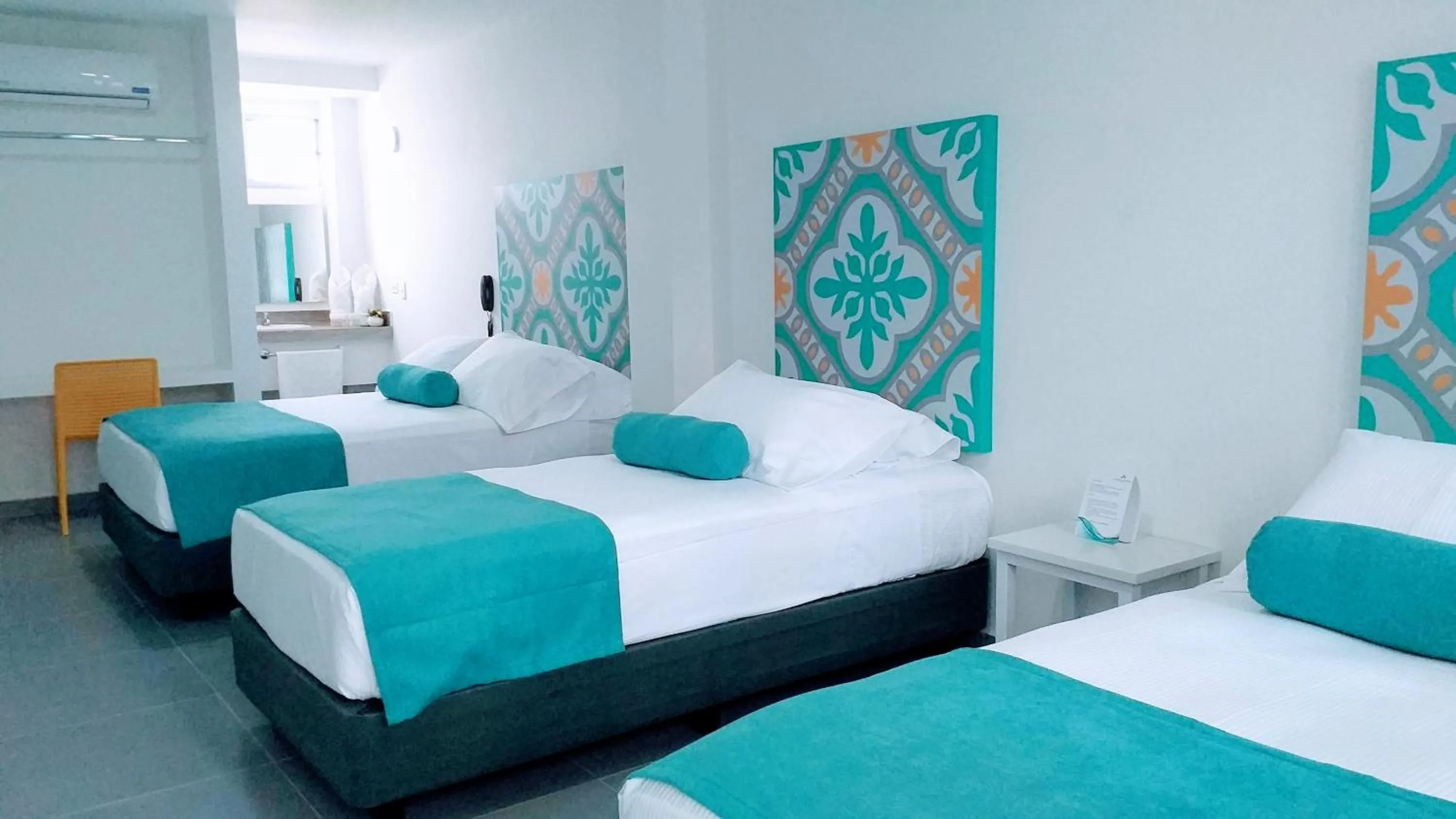 Staff, Bed in Akuamarina Hotel