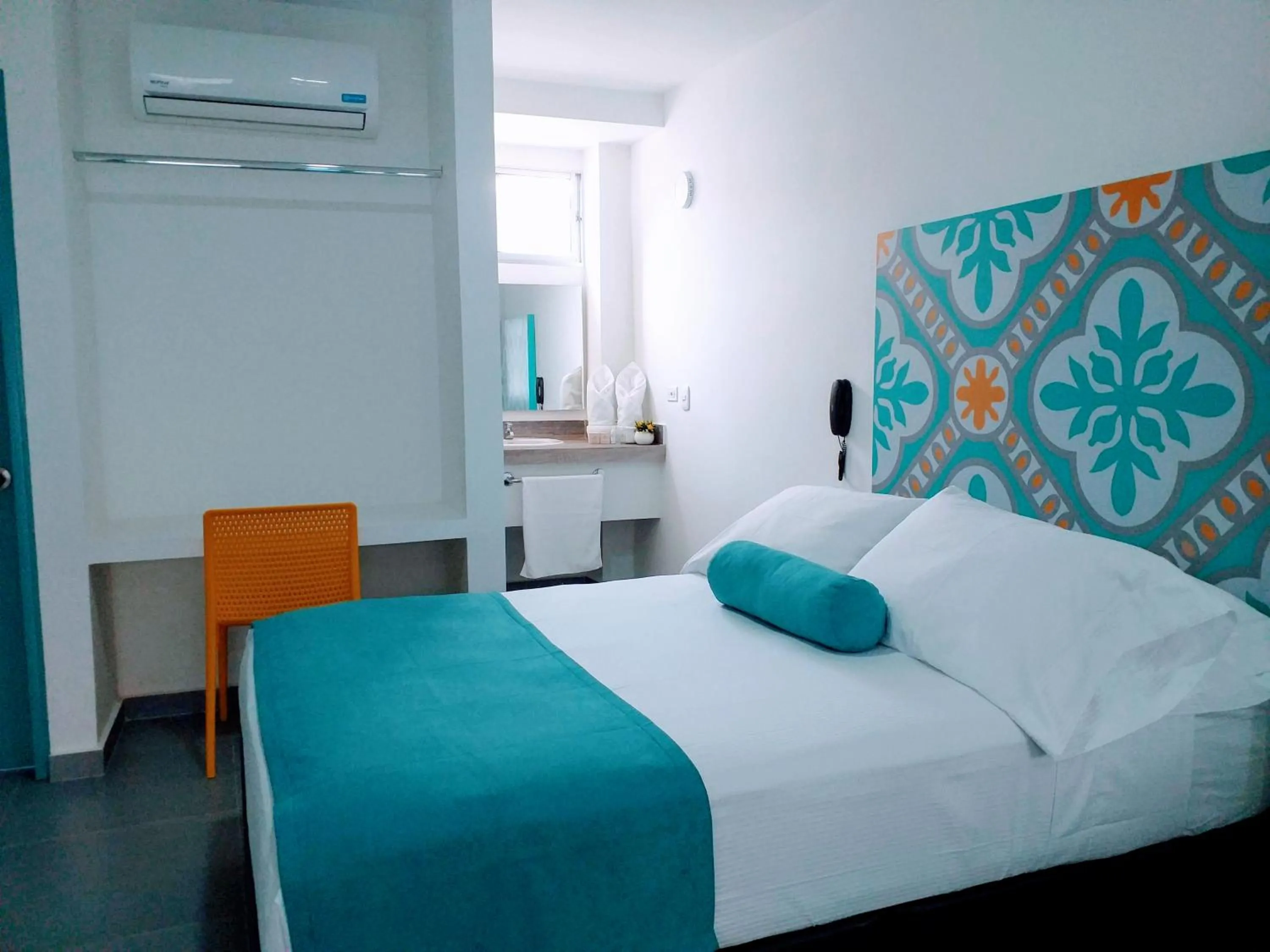 Staff, Bed in Akuamarina Hotel