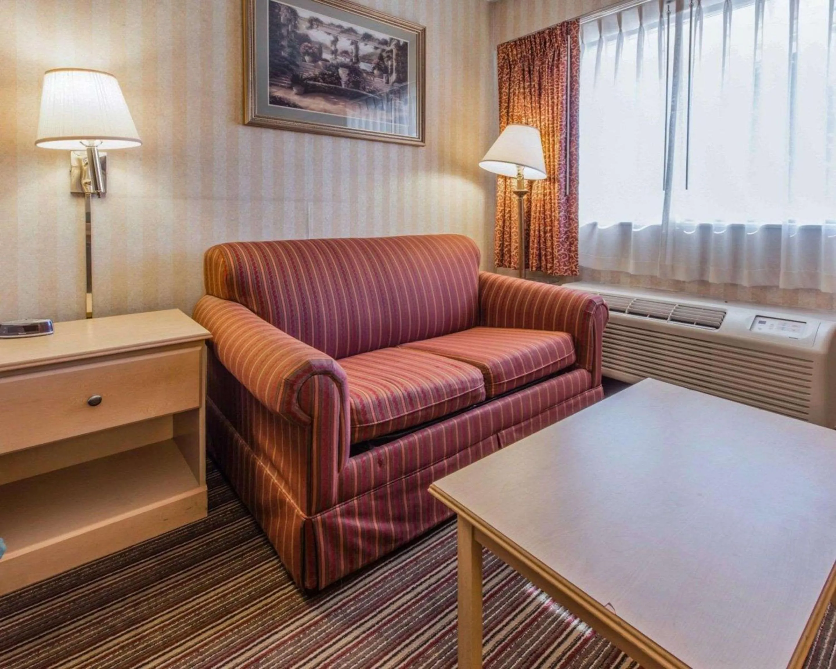 Photo of the whole room, Seating Area in Quality Inn Barkeyville