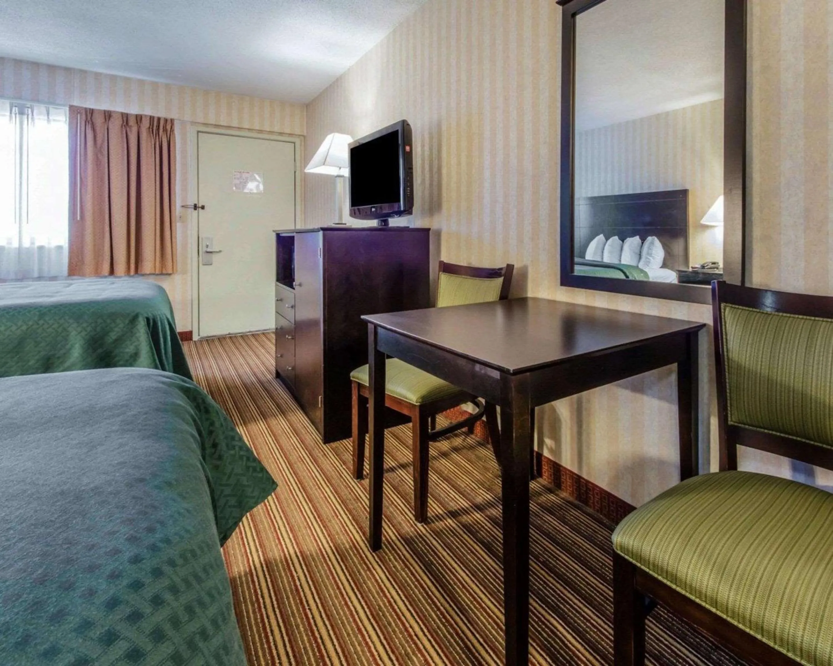 Photo of the whole room, TV/Entertainment Center in Quality Inn Barkeyville