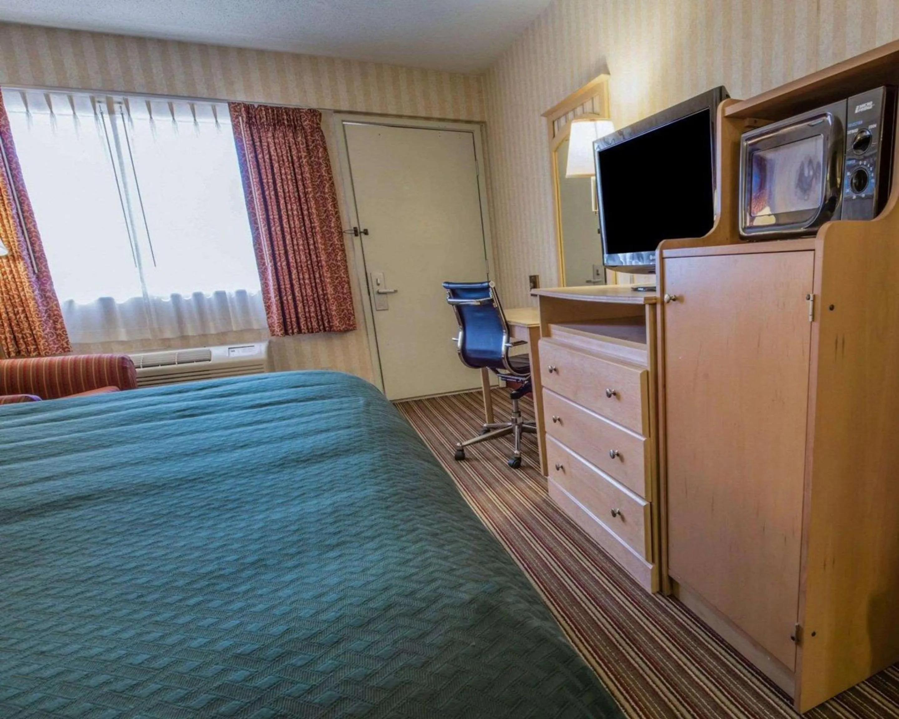 Photo of the whole room, TV/Entertainment Center in Quality Inn Barkeyville