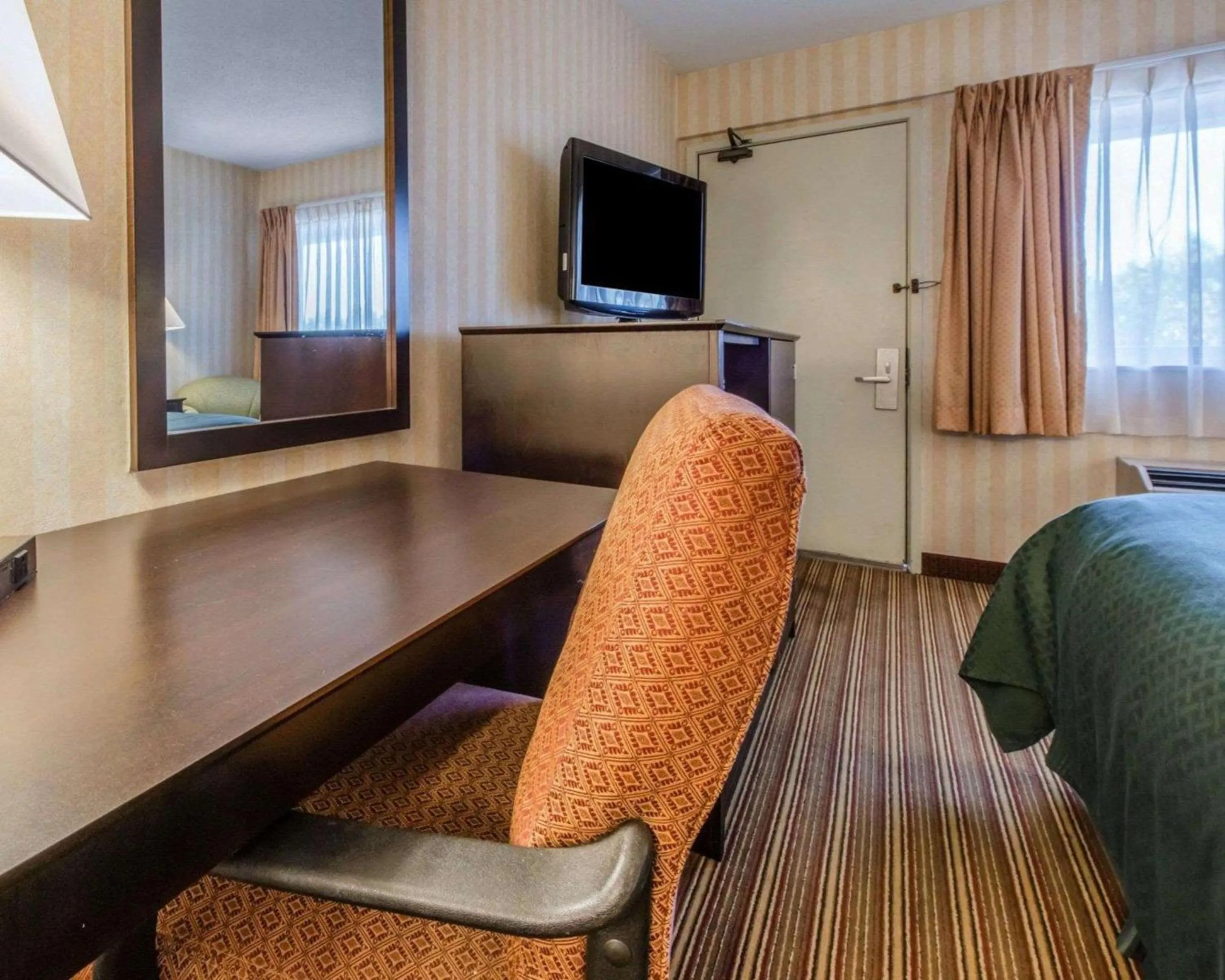 Photo of the whole room, TV/Entertainment Center in Quality Inn Barkeyville