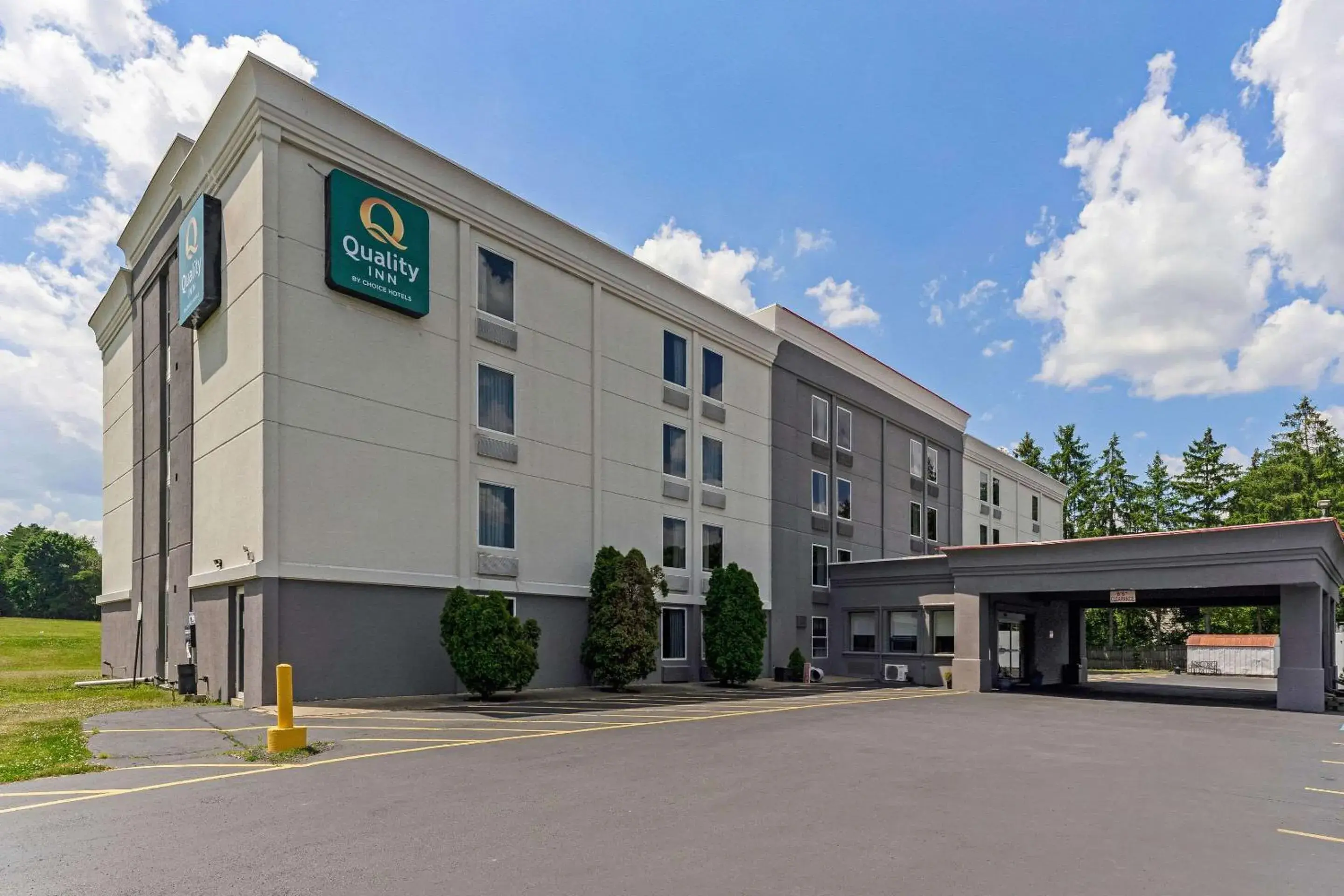 Property building in Quality Inn Easton Property building in Quality Inn Easton
