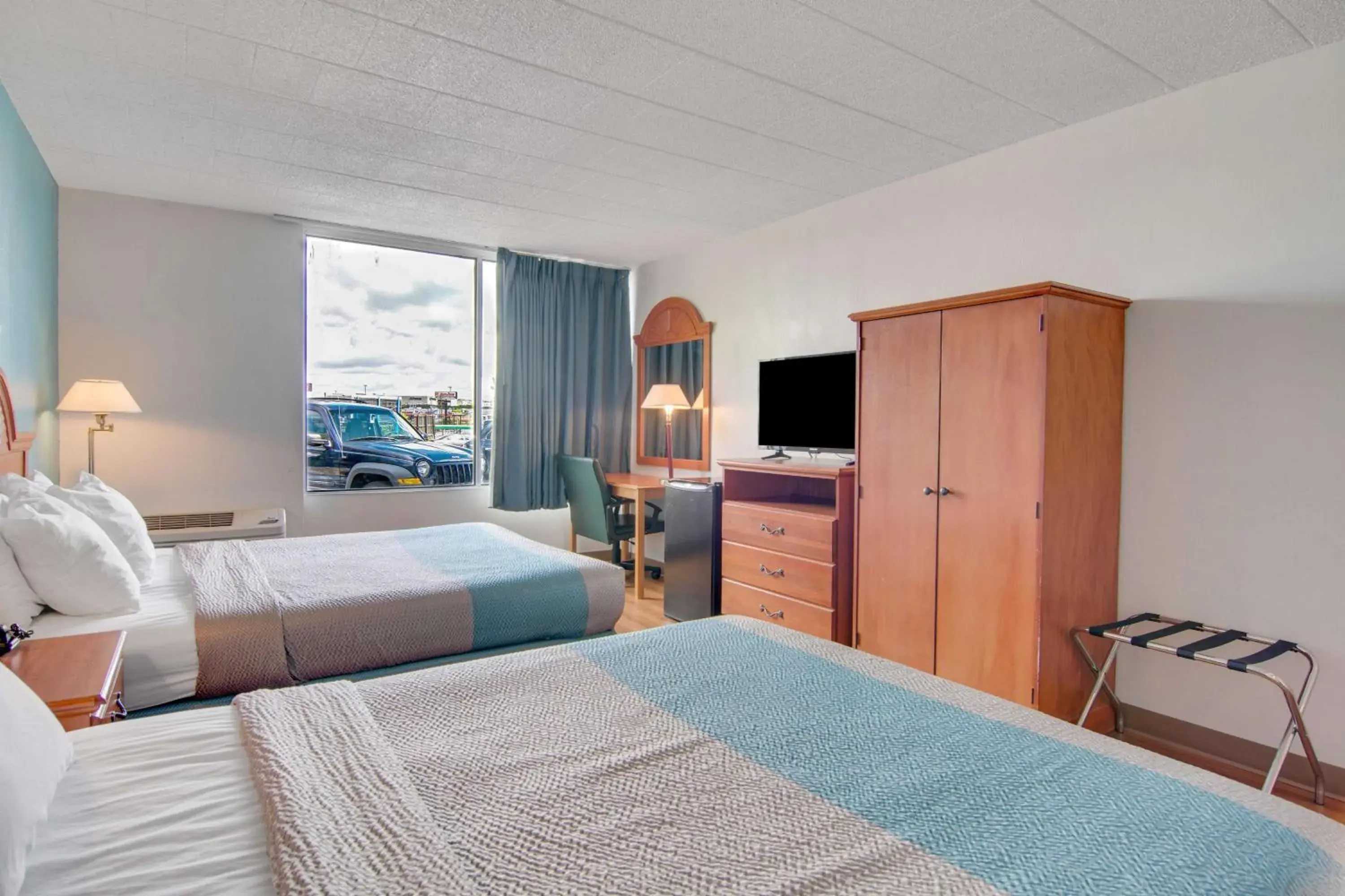 Queen Room with Two Queen Beds - Non-Smoking in Motel 6-Clarion, PA Queen Room with Two Queen Beds - Non-Smoking in Motel 6-Clarion, PA