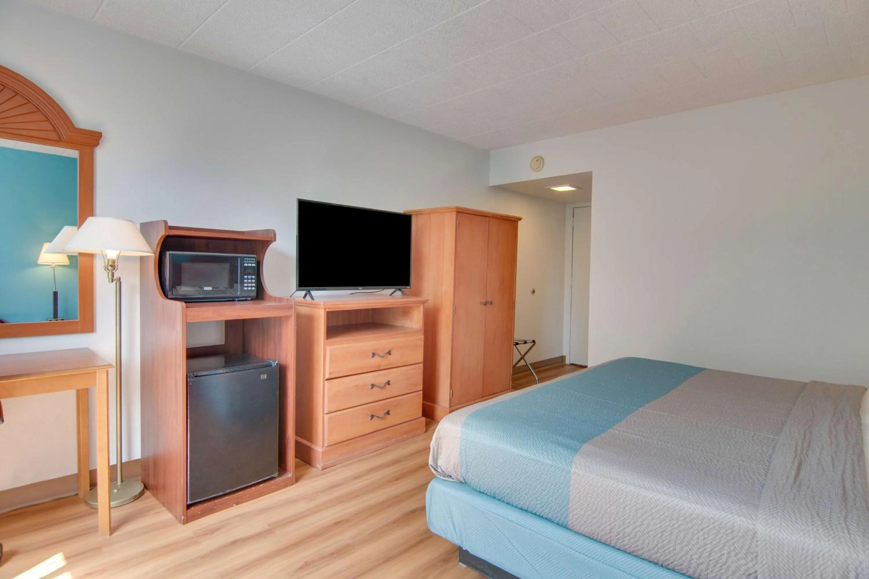 Photo of the whole room, Bed in Motel 6-Clarion, PA