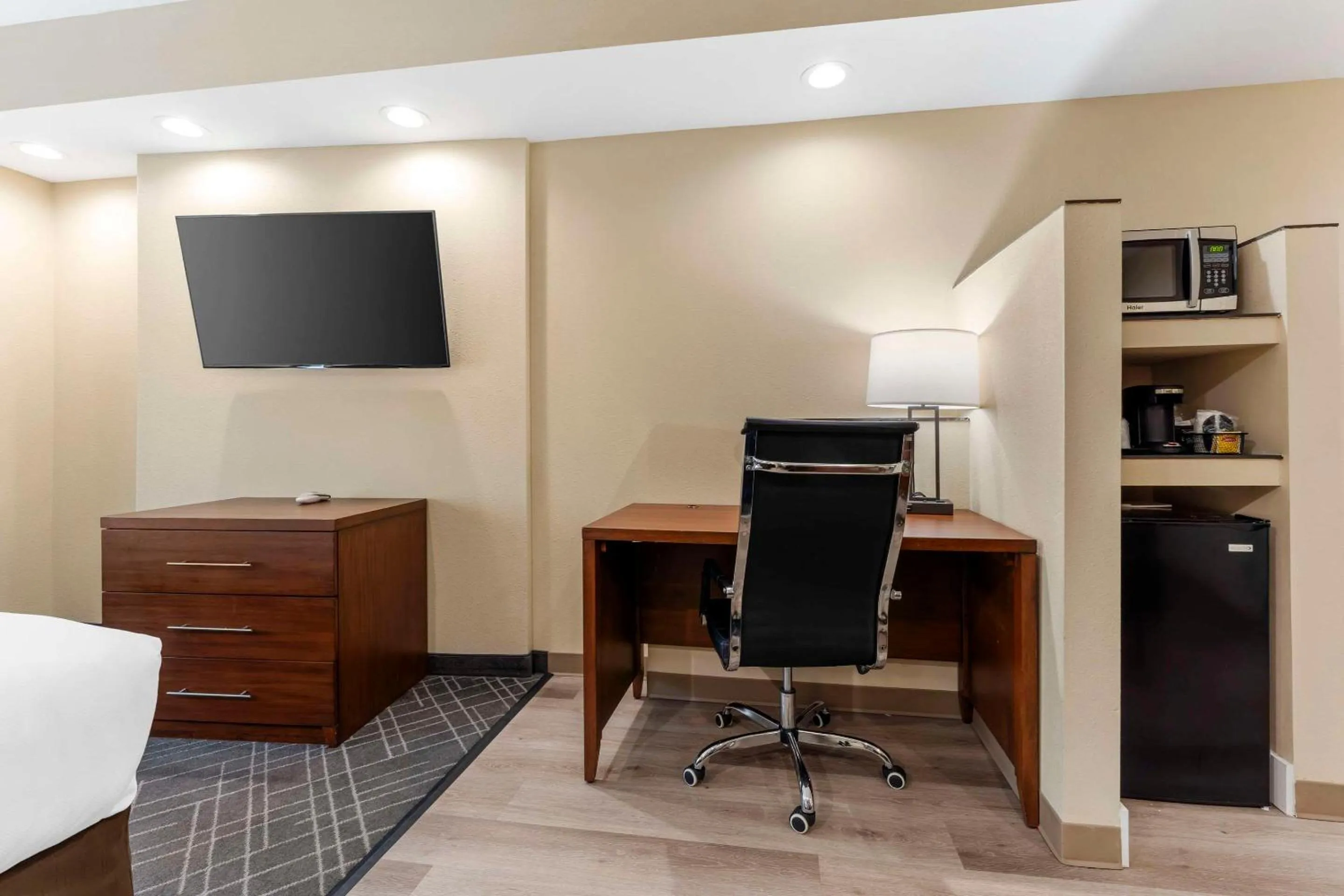 Bedroom, Bed in Comfort Suites Monaca