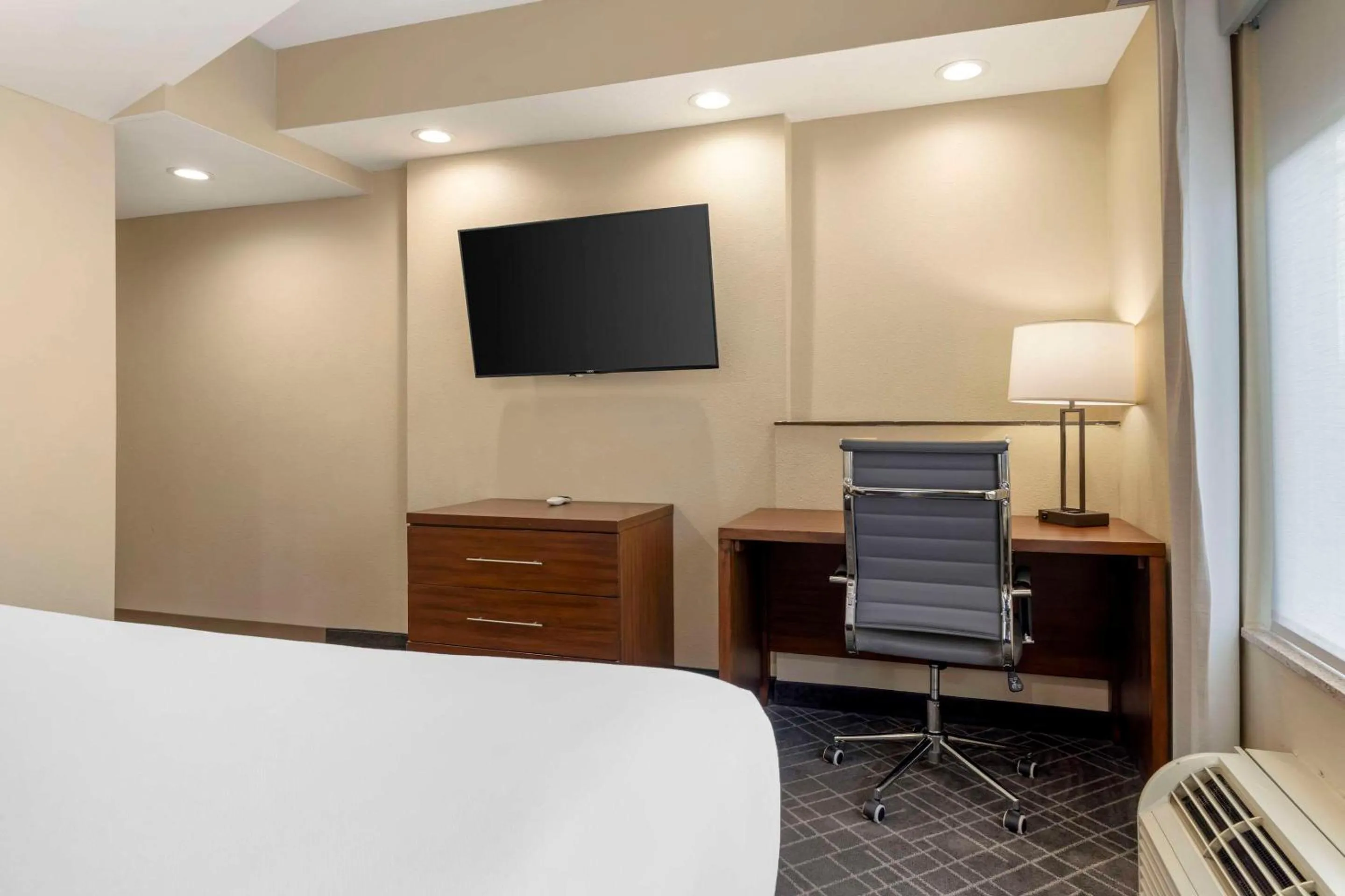 Bedroom, Bed in Comfort Suites Monaca