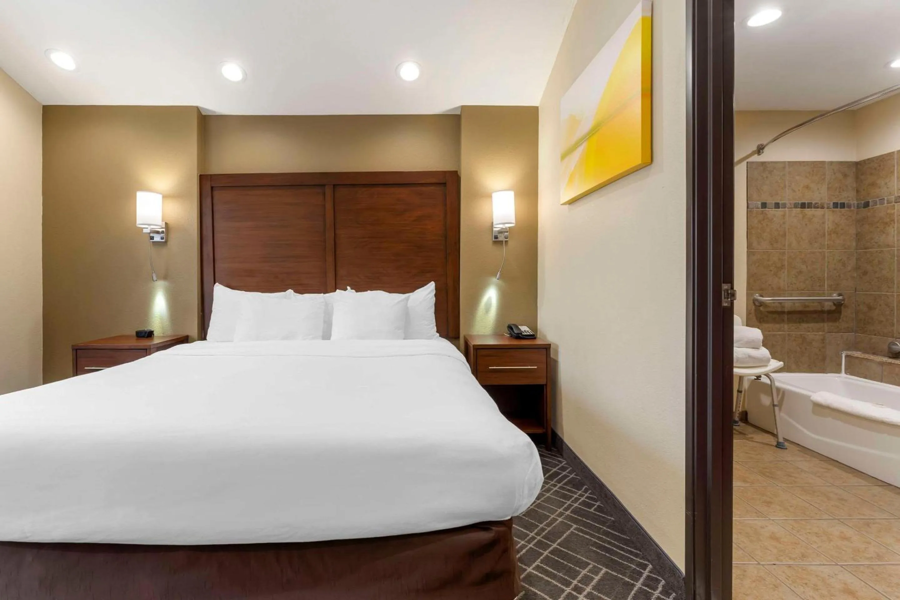 Bedroom, Bed in Comfort Suites Monaca