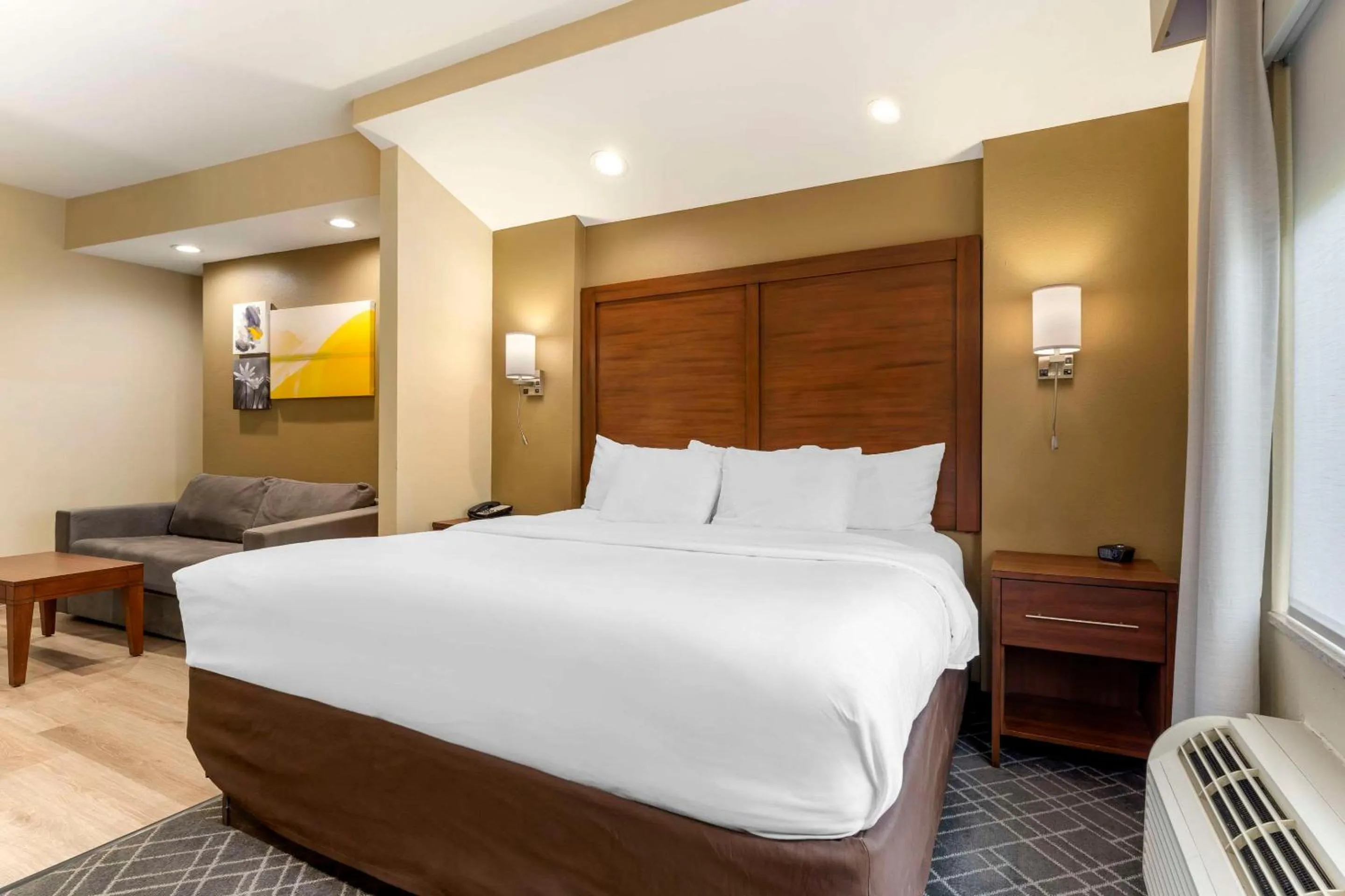 Bedroom, Bed in Comfort Suites Monaca