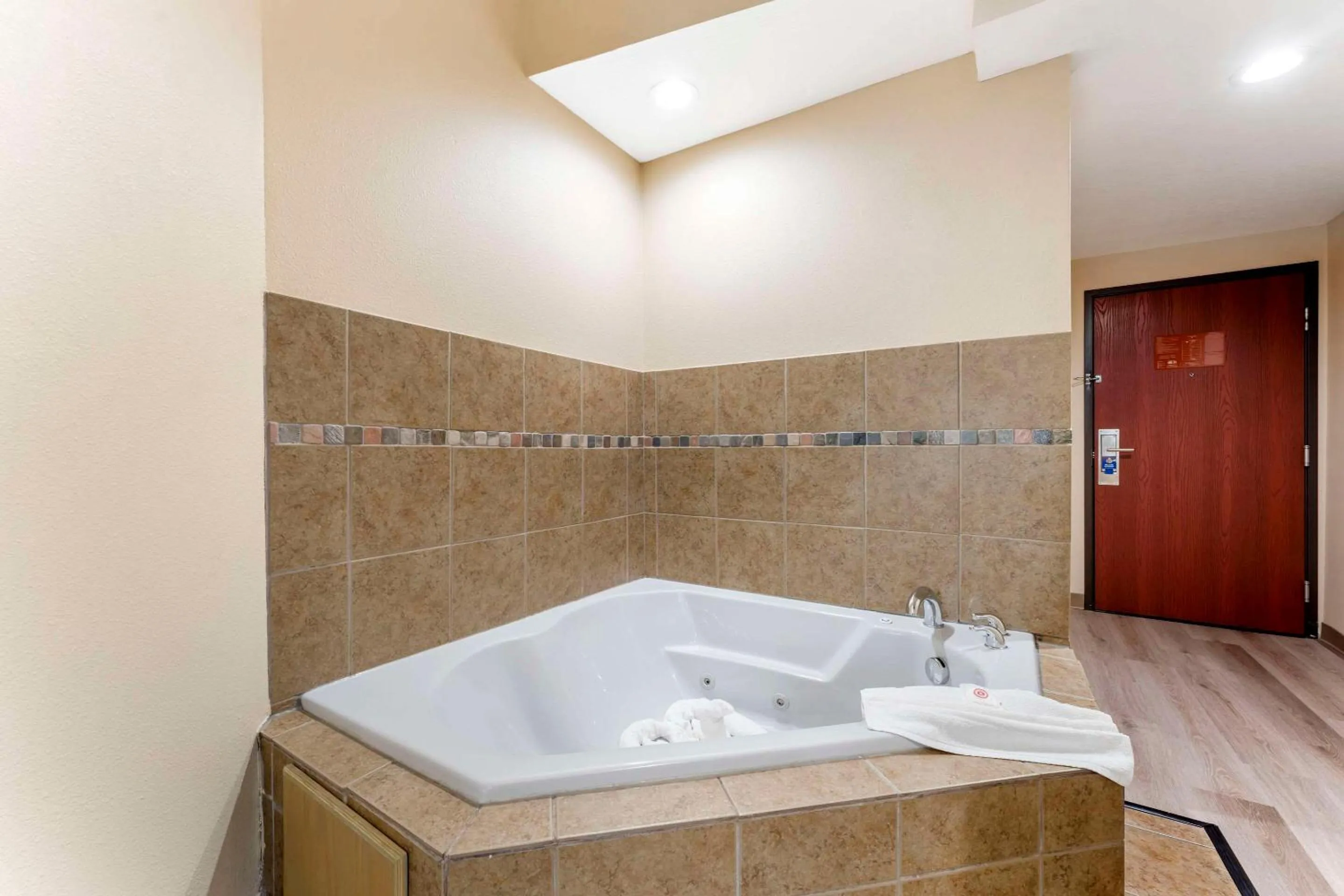 Bathroom in Comfort Suites Monaca