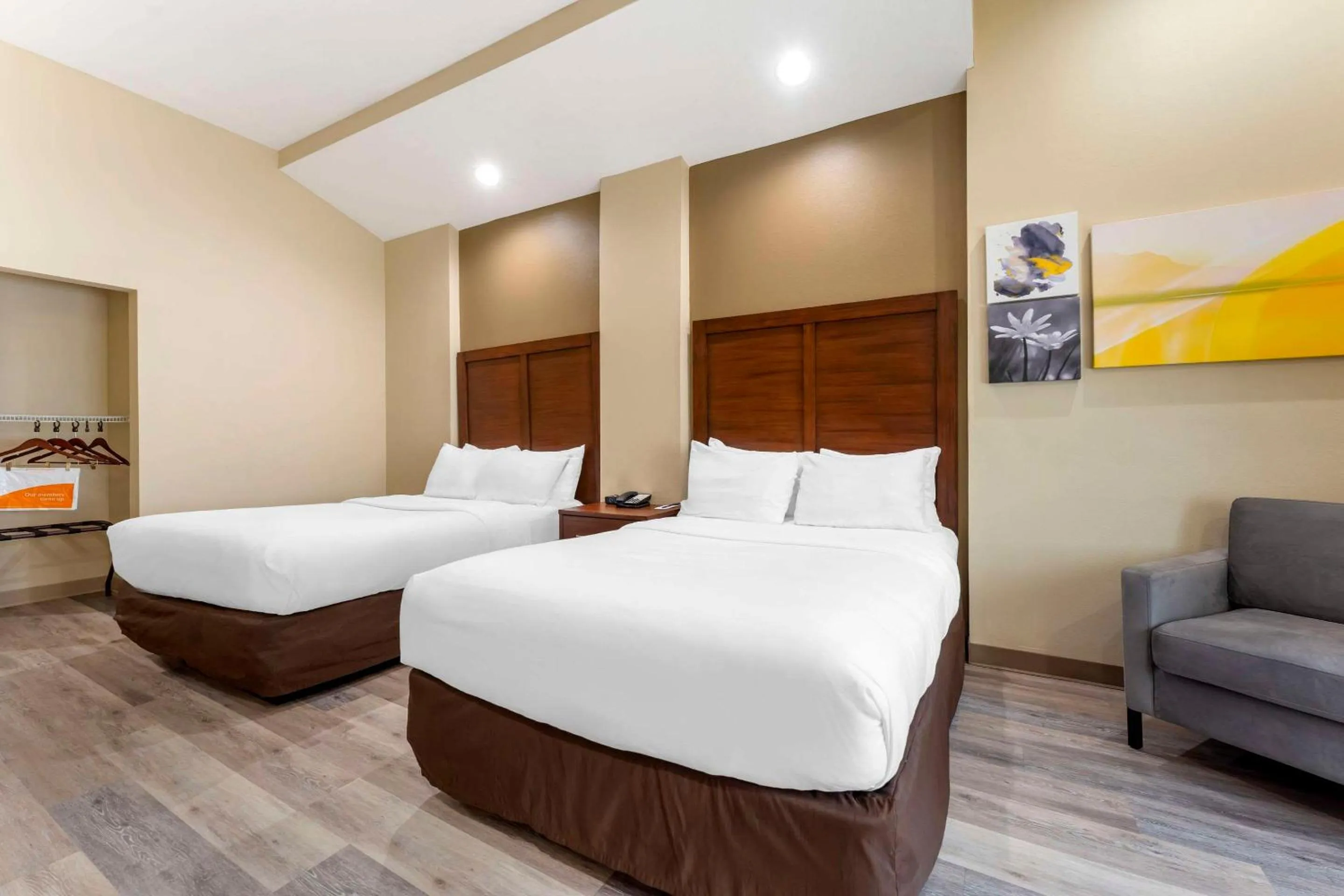 Bedroom, Bed in Comfort Suites Monaca