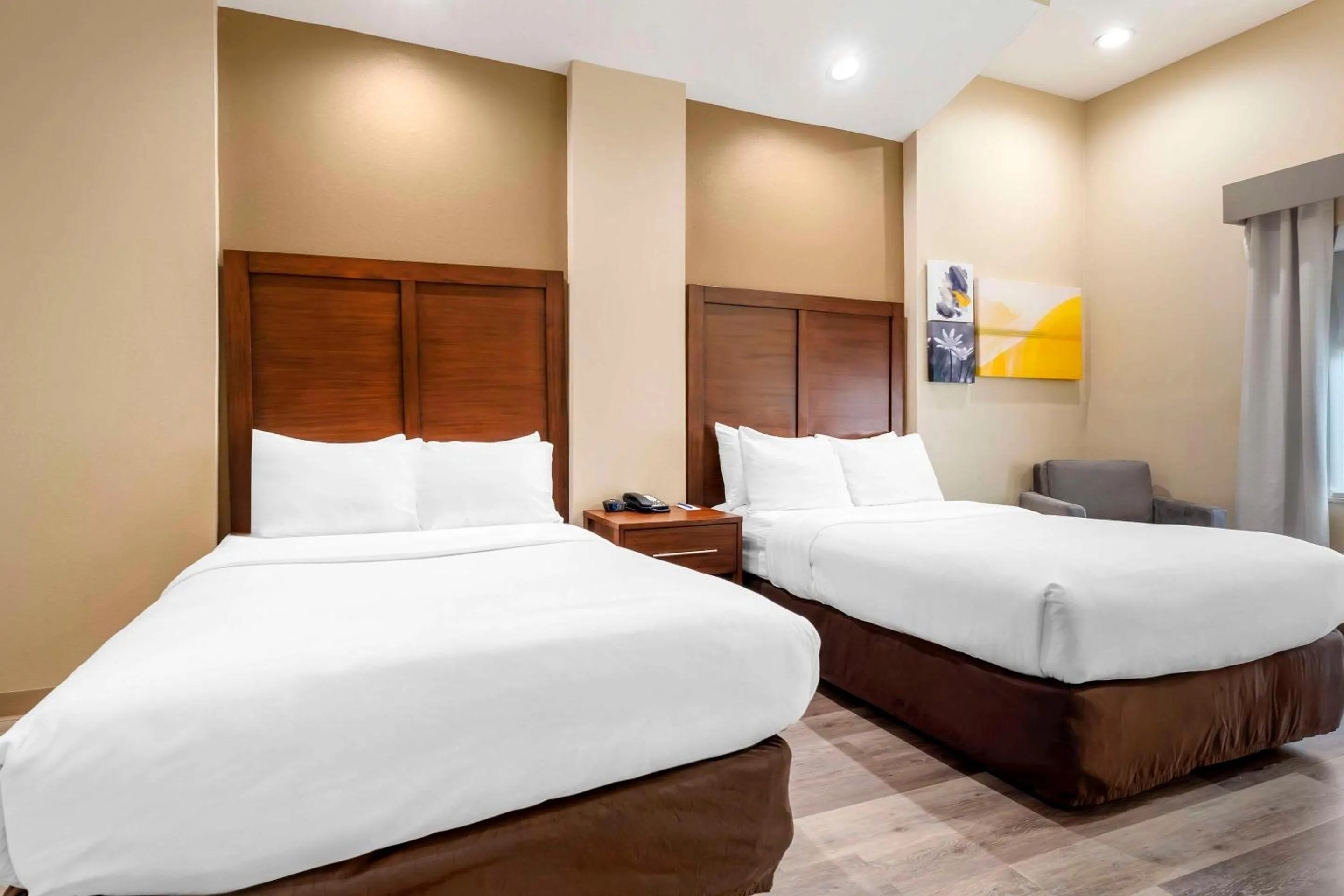 Bedroom, Bed in Comfort Suites Monaca