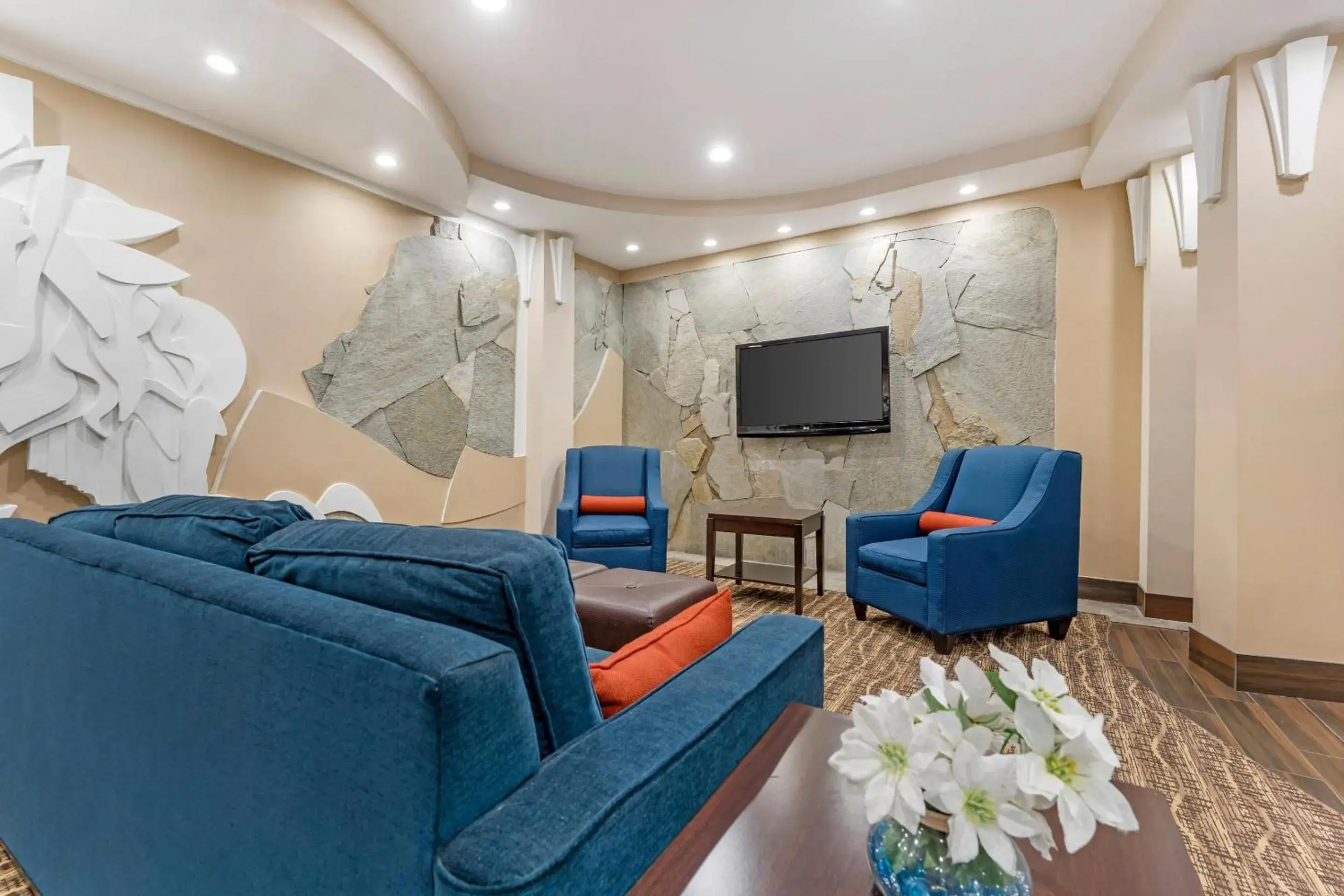 Lobby or reception in Comfort Suites Monroeville - Pittsburgh East Lobby or reception in Comfort Suites Monroeville - Pittsburgh East