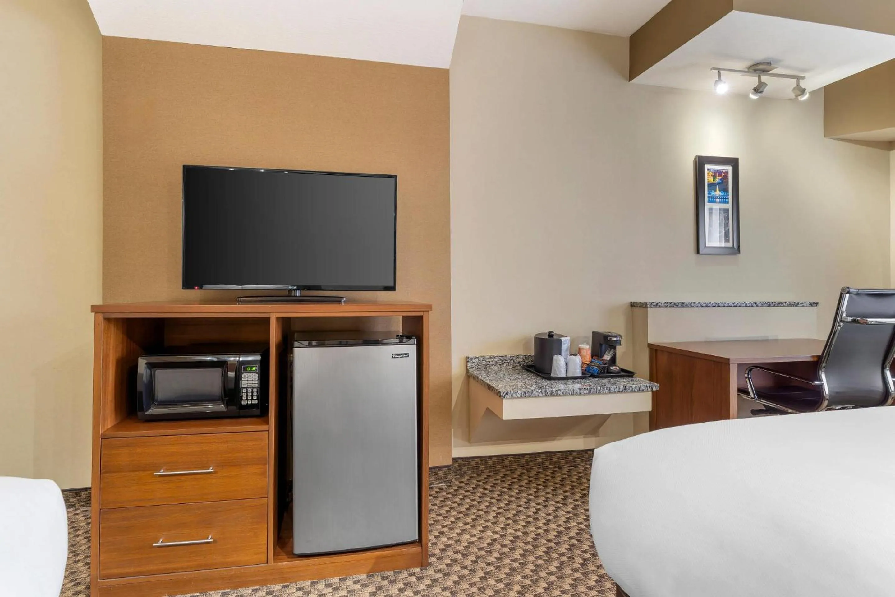 Bedroom, Bed in Comfort Suites Monroeville - Pittsburgh East