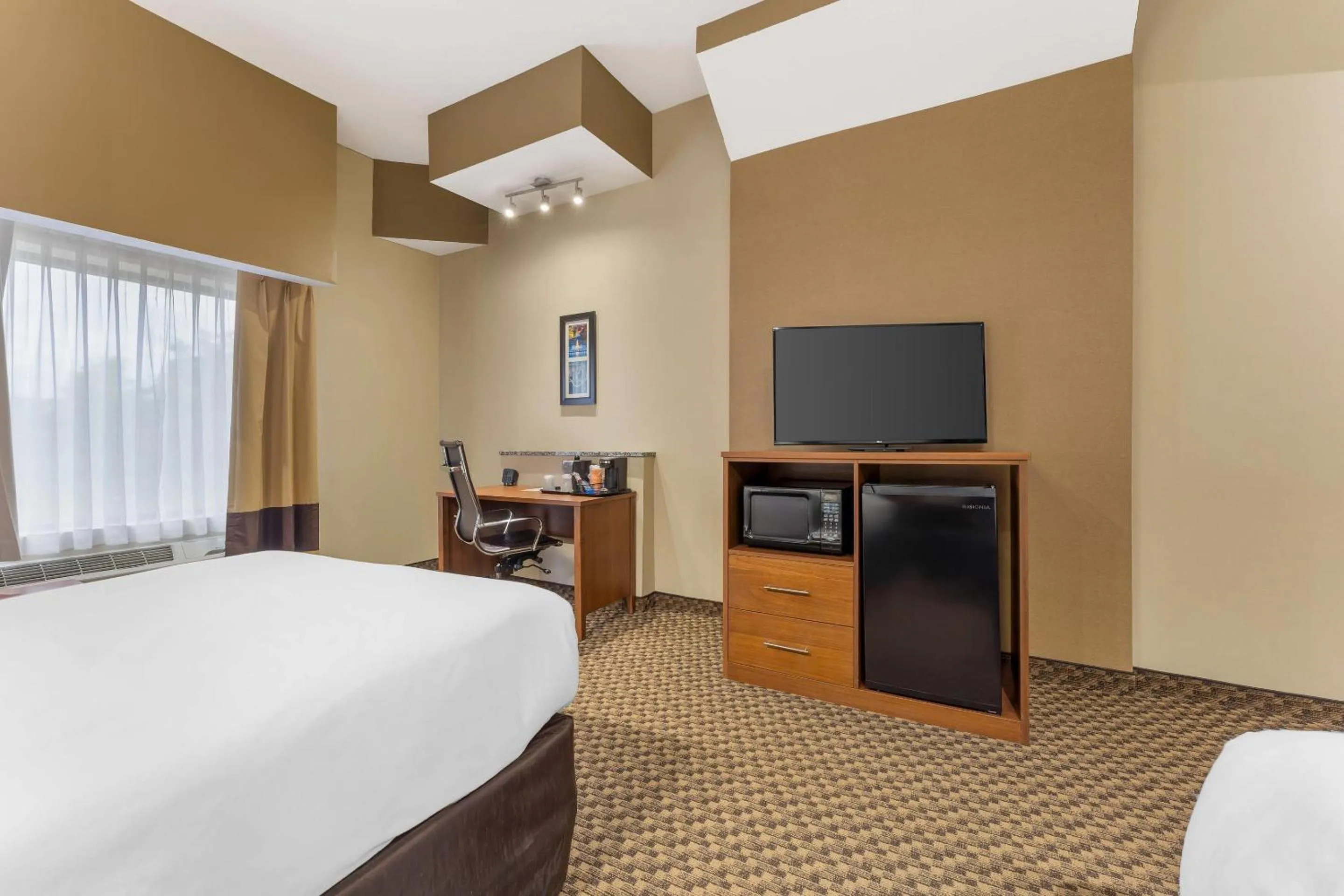 Bedroom, Bed in Comfort Suites Monroeville - Pittsburgh East