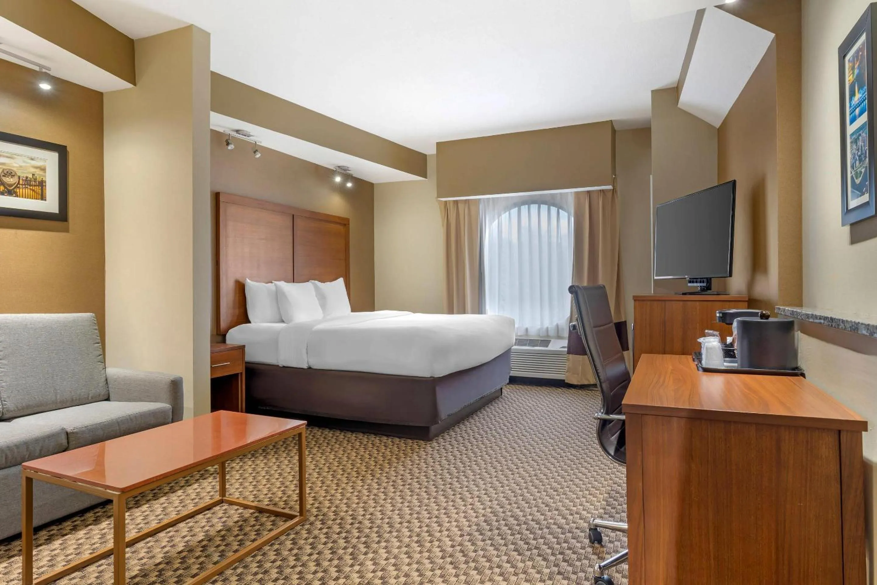 Bedroom, Bed in Comfort Suites Monroeville - Pittsburgh East