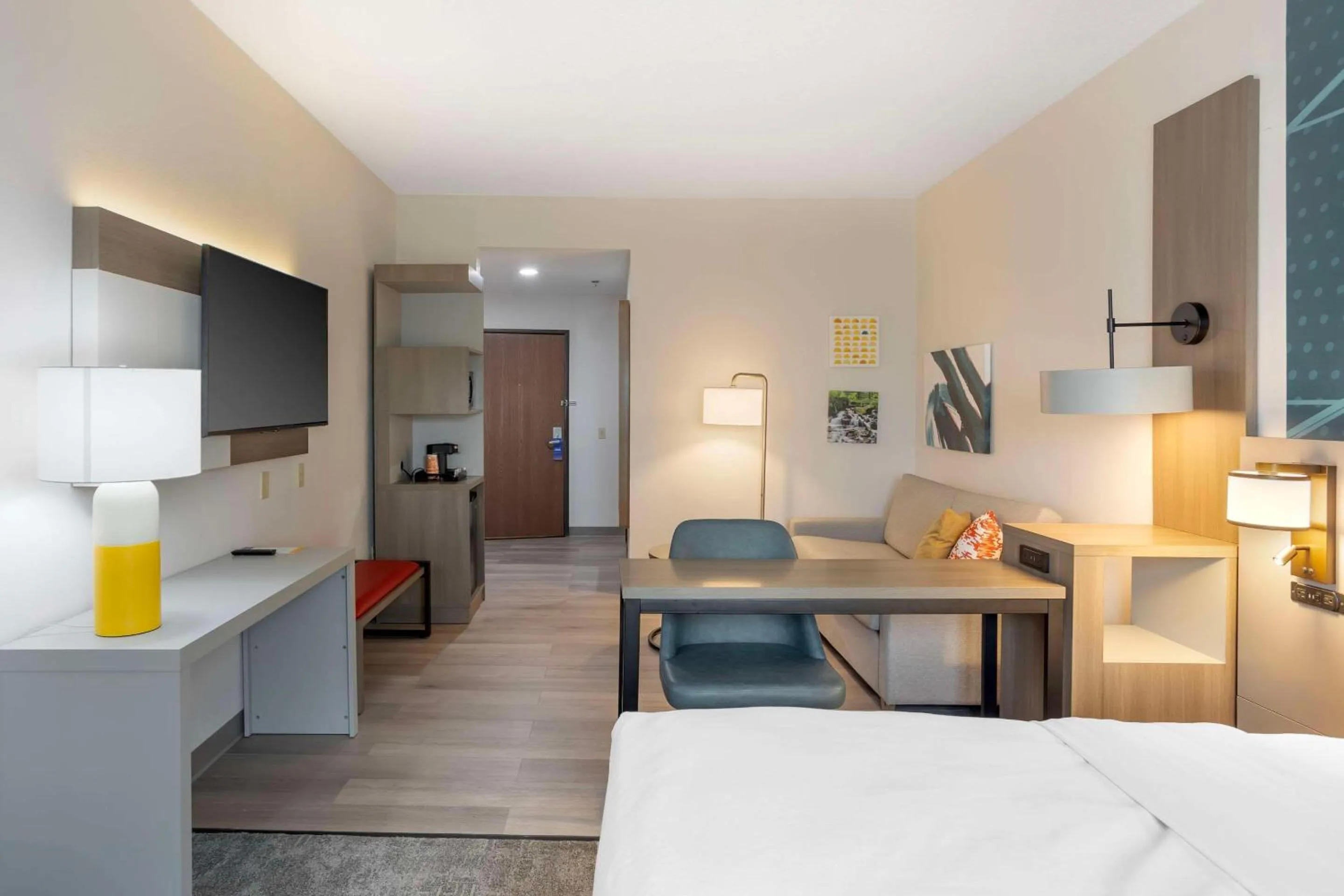 Bedroom, Bed in Comfort Suites