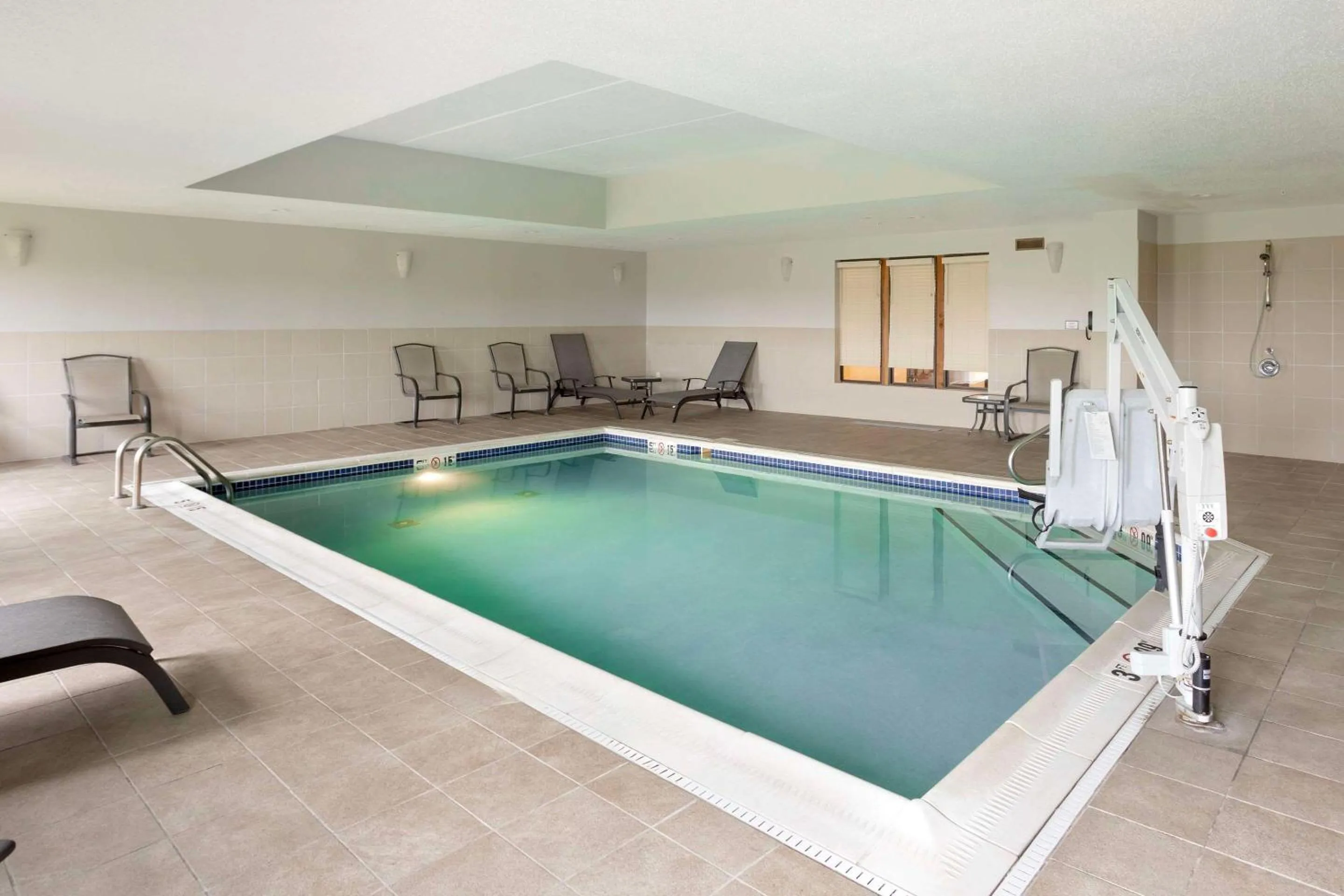 Swimming pool in Comfort Suites
