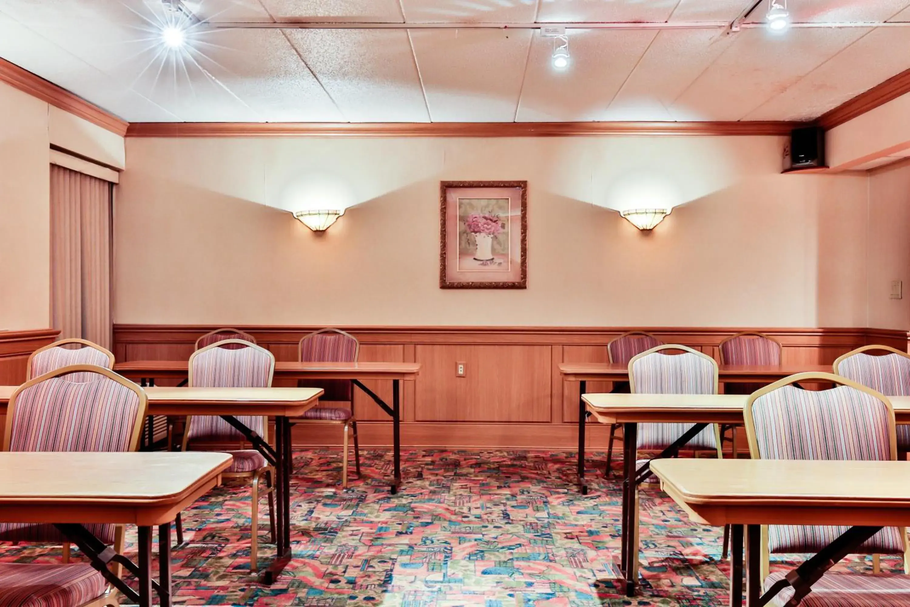 Meeting/conference room, Restaurant/Places to Eat in The View Inn & Suites Bethlehem / Allentown / Lehigh Airport