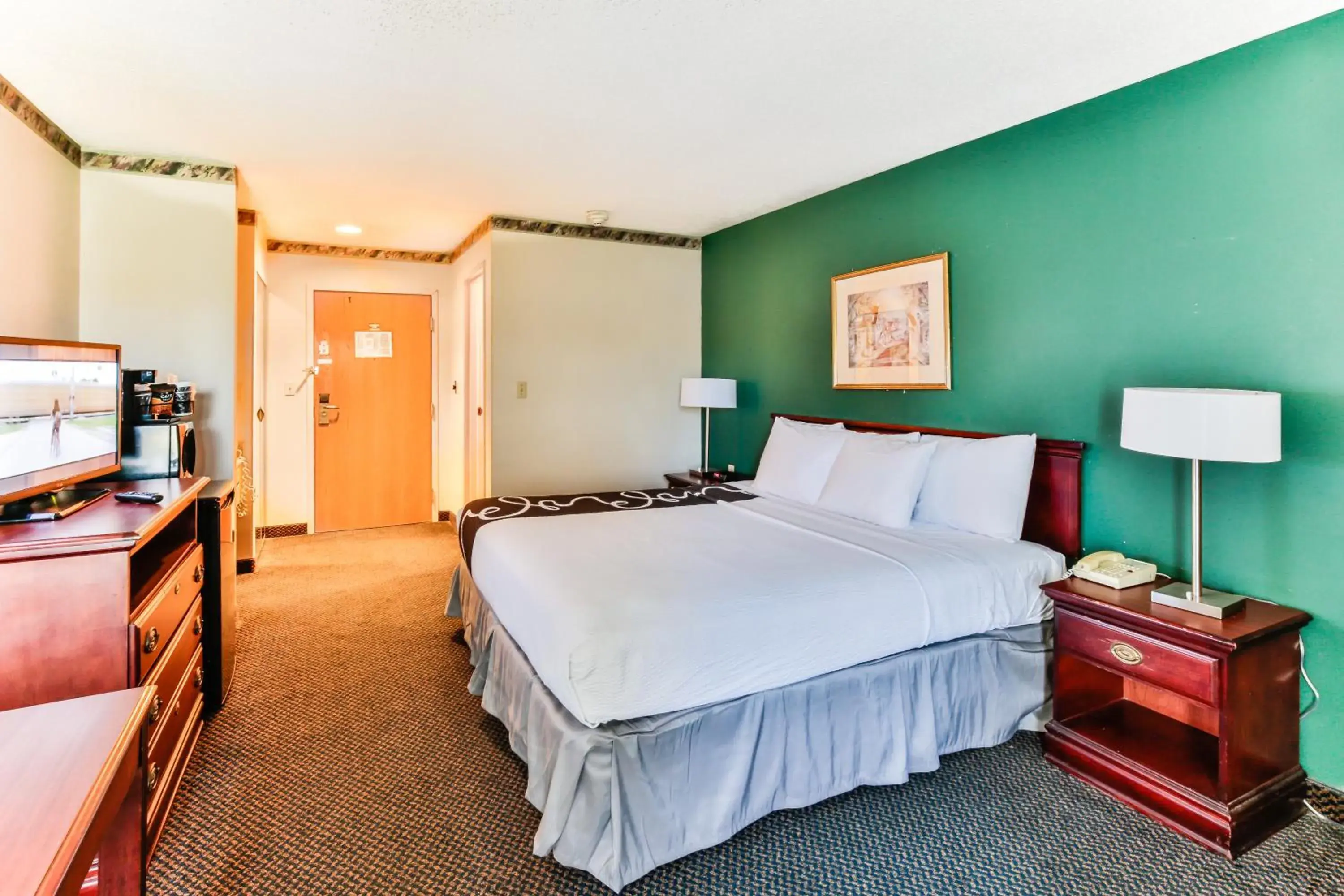 Photo of the whole room, Bed in The View Inn & Suites Bethlehem / Allentown / Lehigh Airport