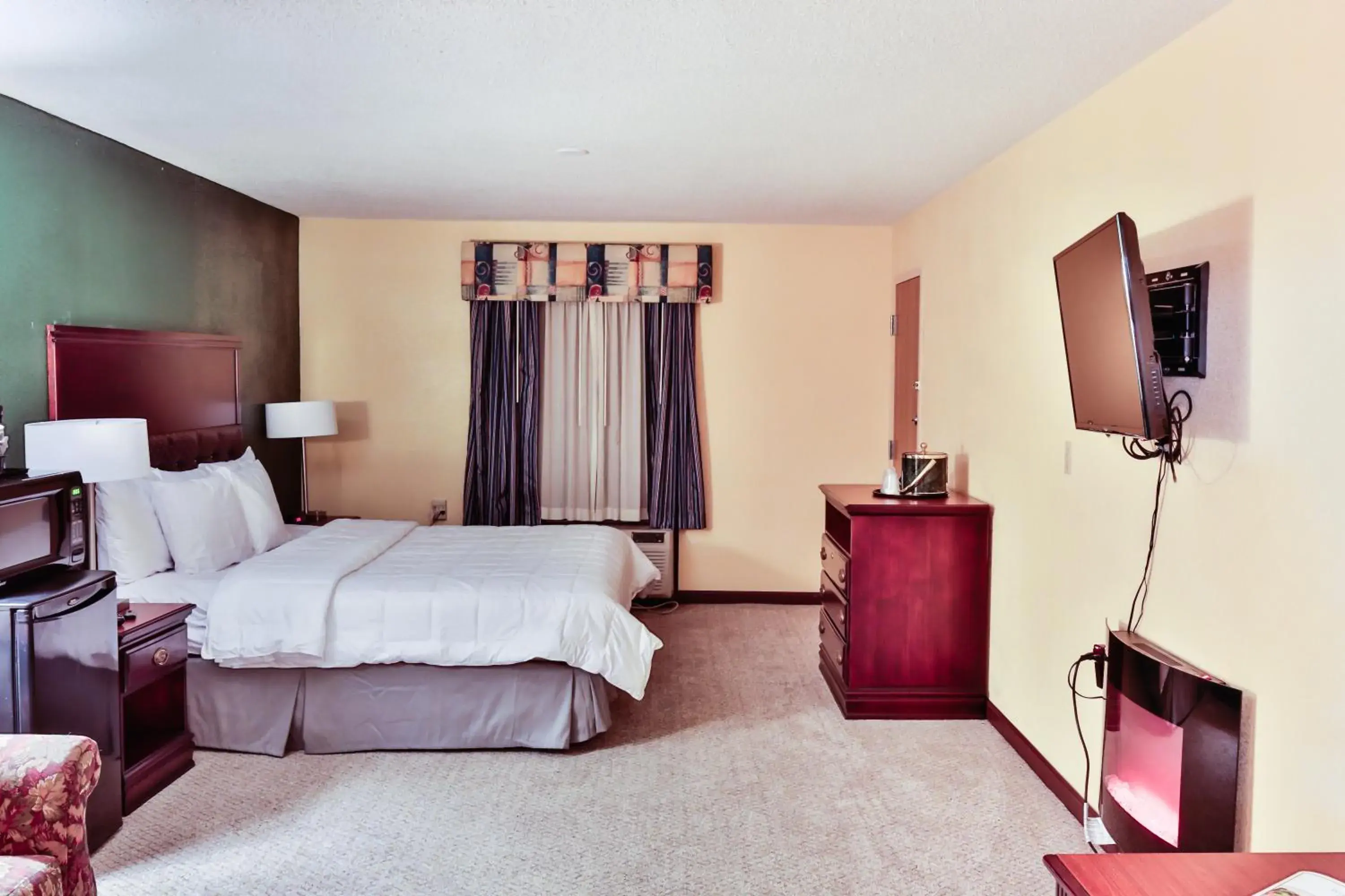 Photo of the whole room, Bed in The View Inn & Suites Bethlehem / Allentown / Lehigh Airport