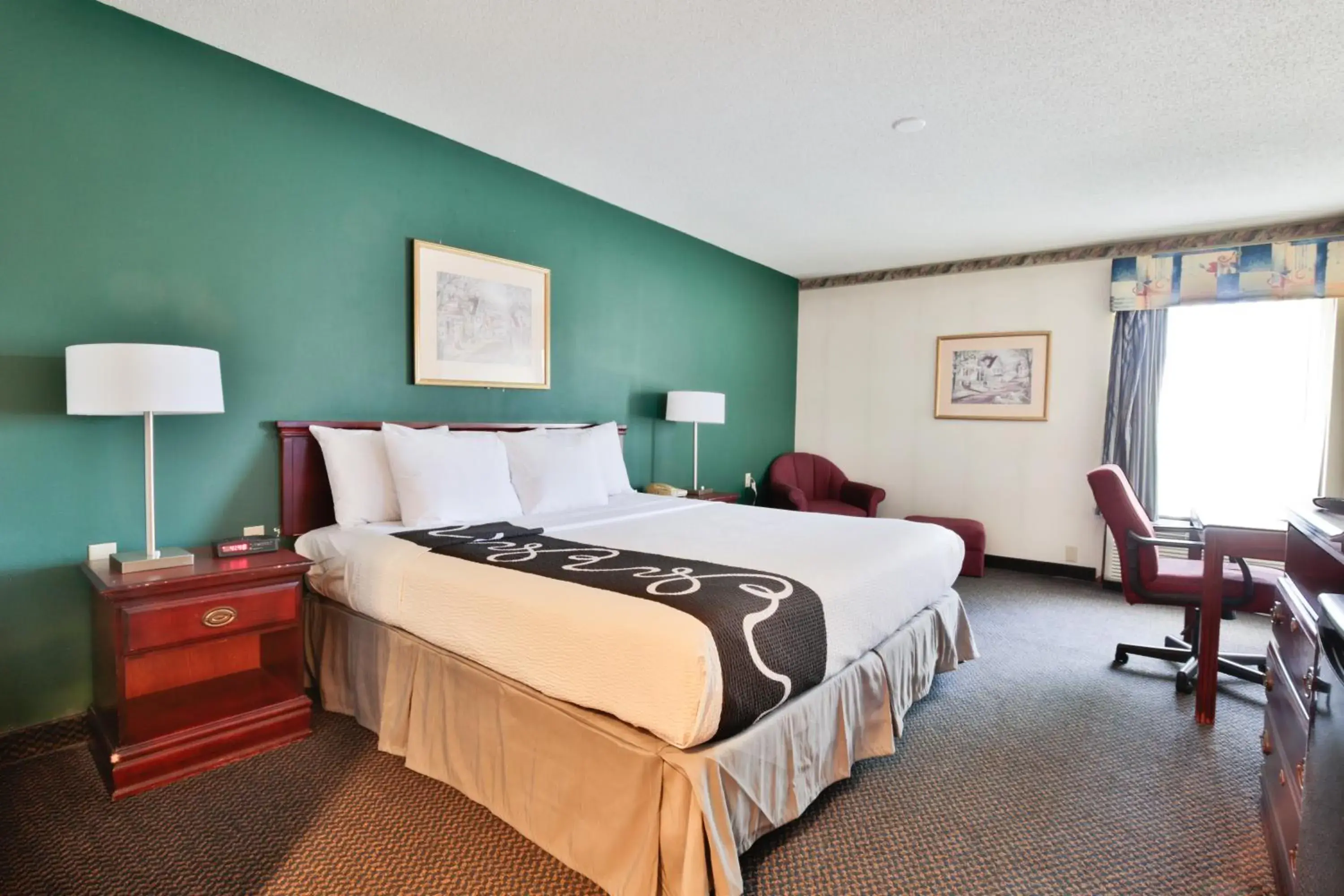 Photo of the whole room, Bed in The View Inn & Suites Bethlehem / Allentown / Lehigh Airport