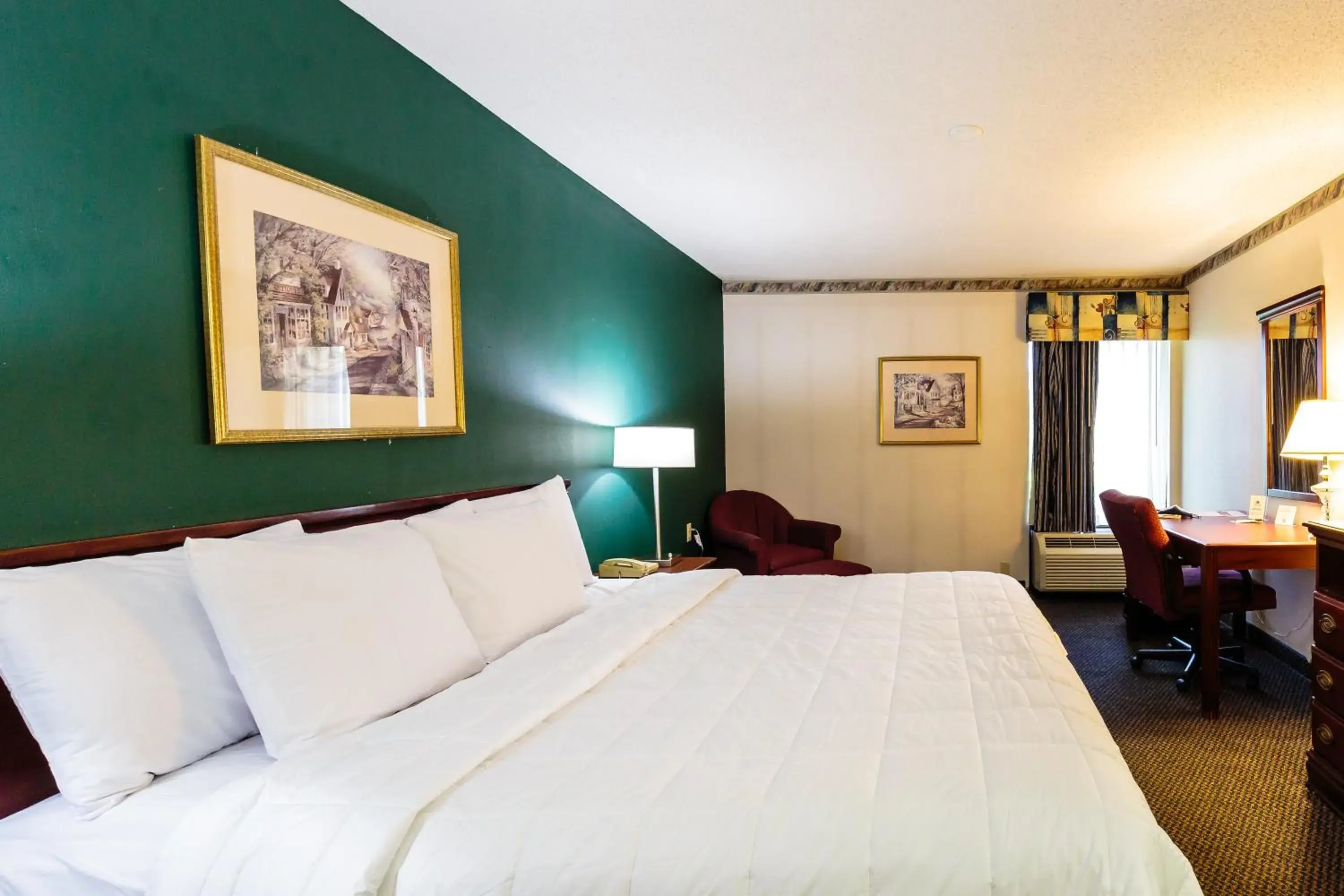 Photo of the whole room, Bed in The View Inn & Suites Bethlehem / Allentown / Lehigh Airport