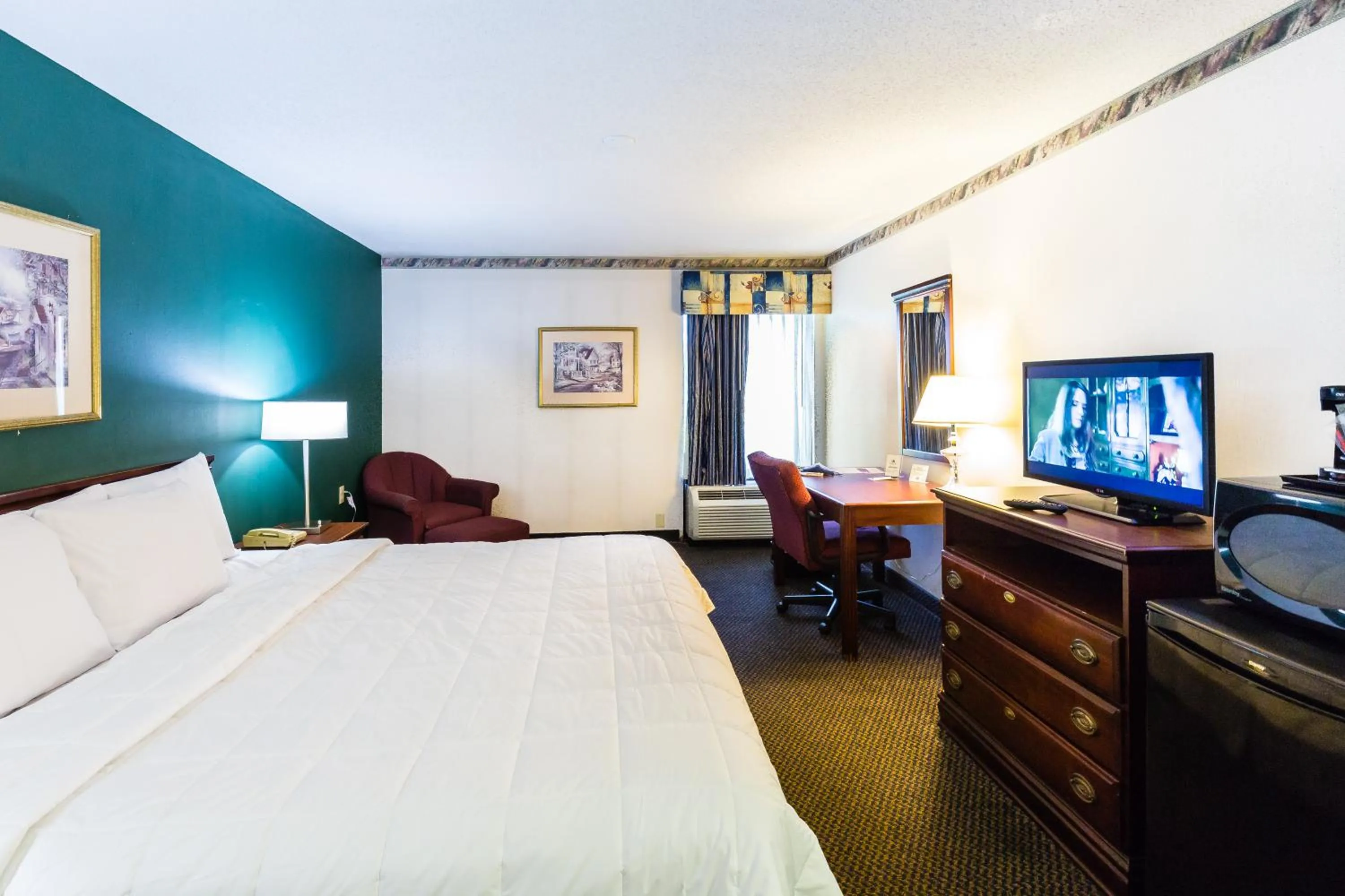 Photo of the whole room, Bed in The View Inn & Suites Bethlehem / Allentown / Lehigh Airport