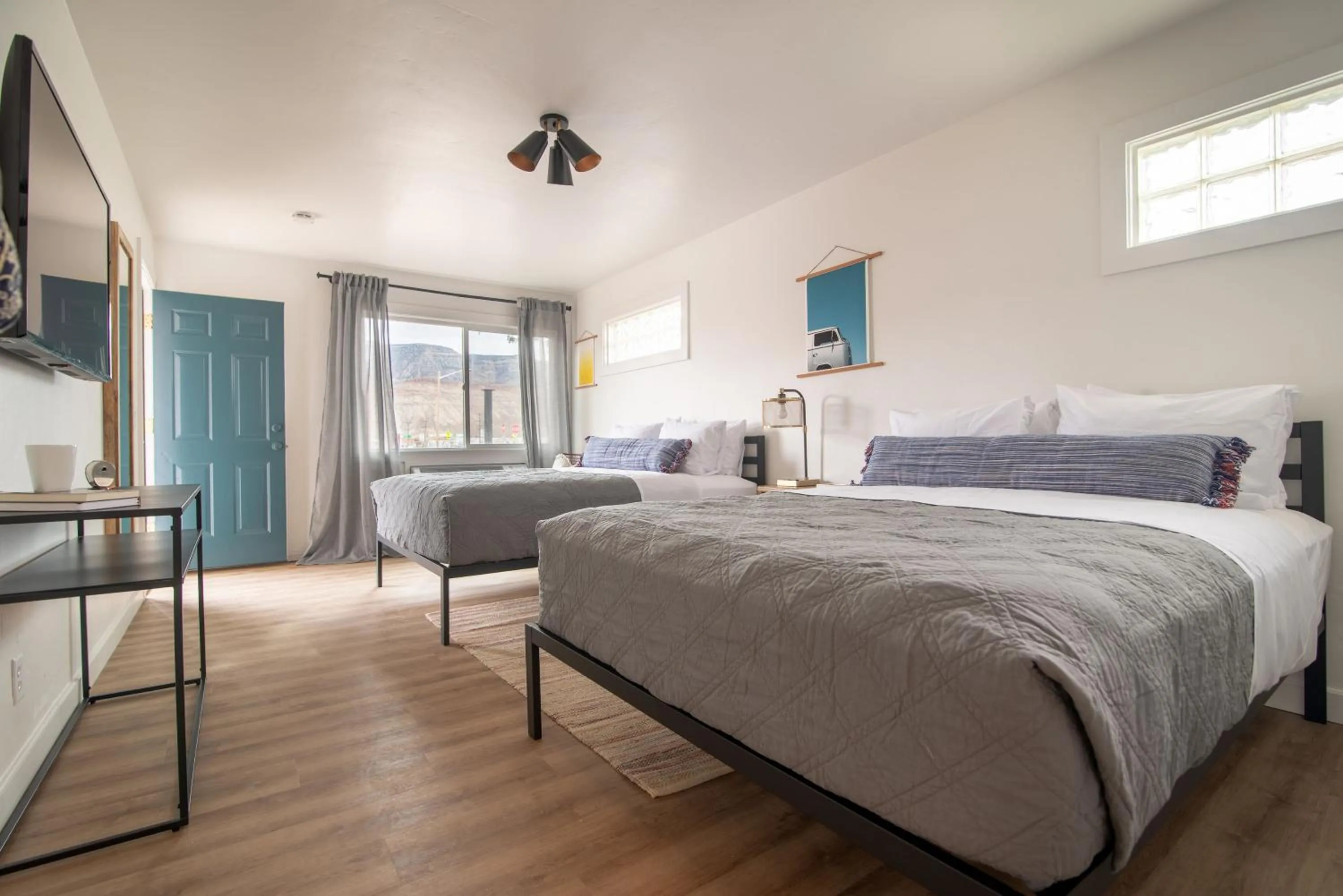 Photo of the whole room, Bed in Spoke and Vine Motel