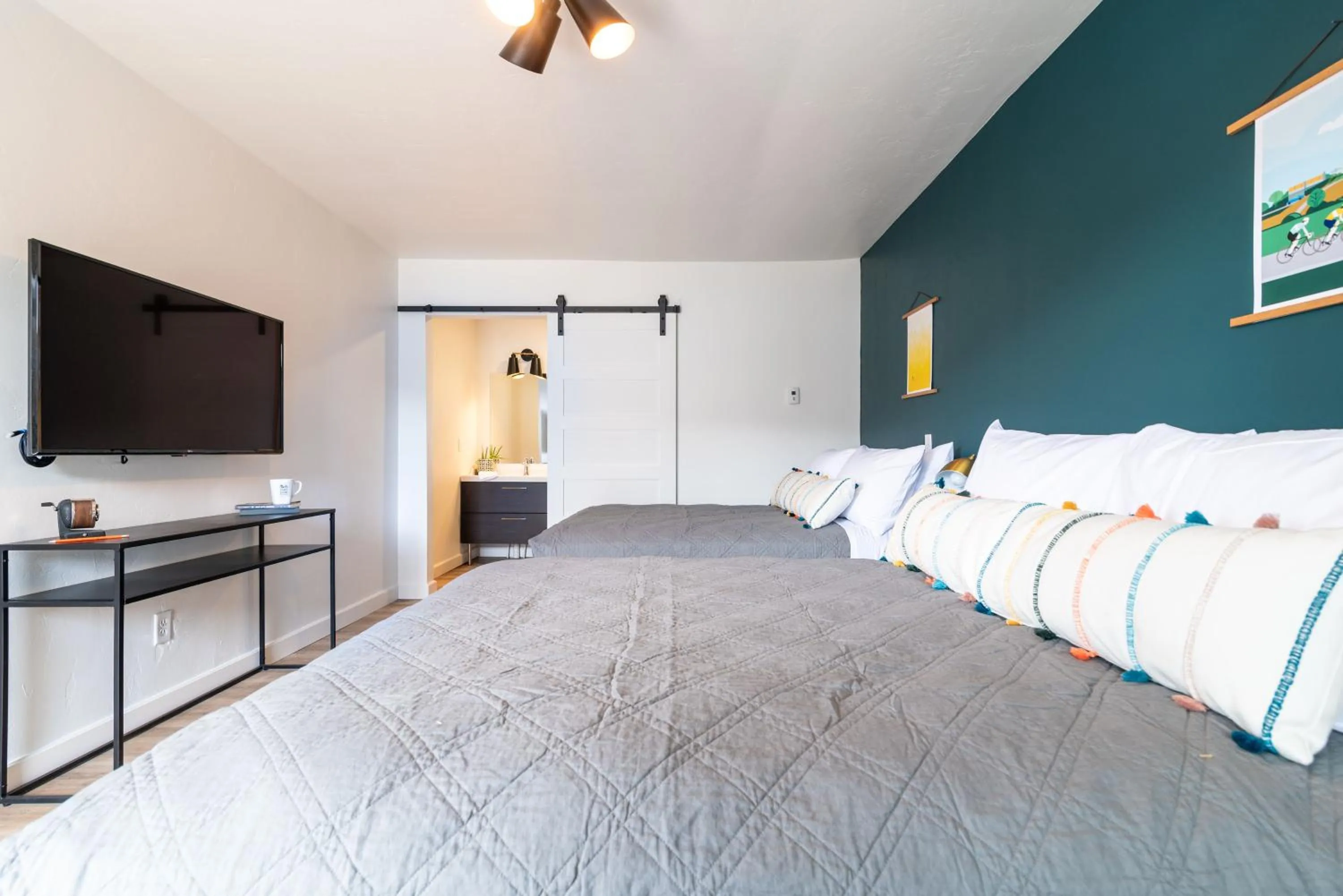 Photo of the whole room, Bed in Spoke and Vine Motel