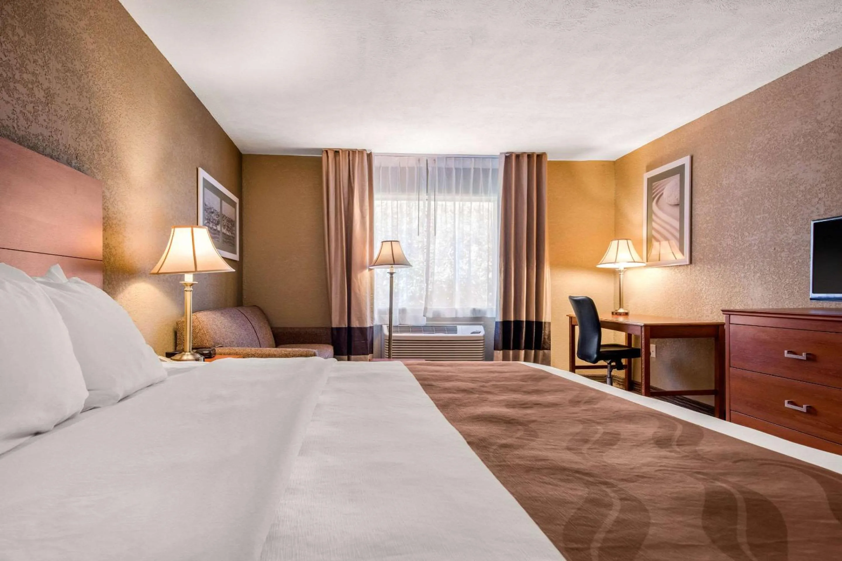 Bedroom, Bed in Quality Inn & Suites New Castle