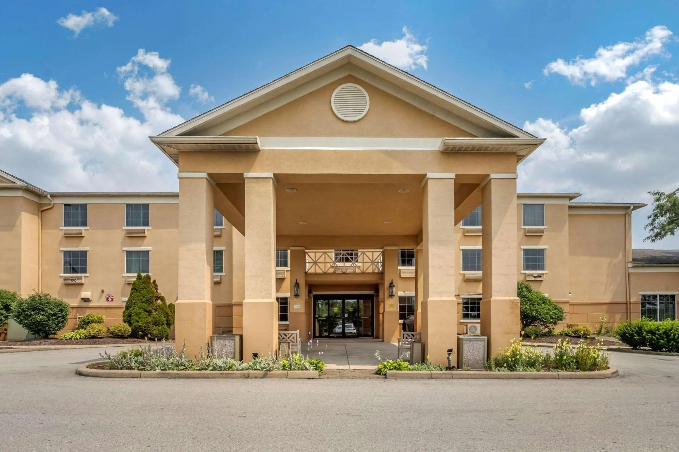 Property building in Comfort Inn Meadowlands