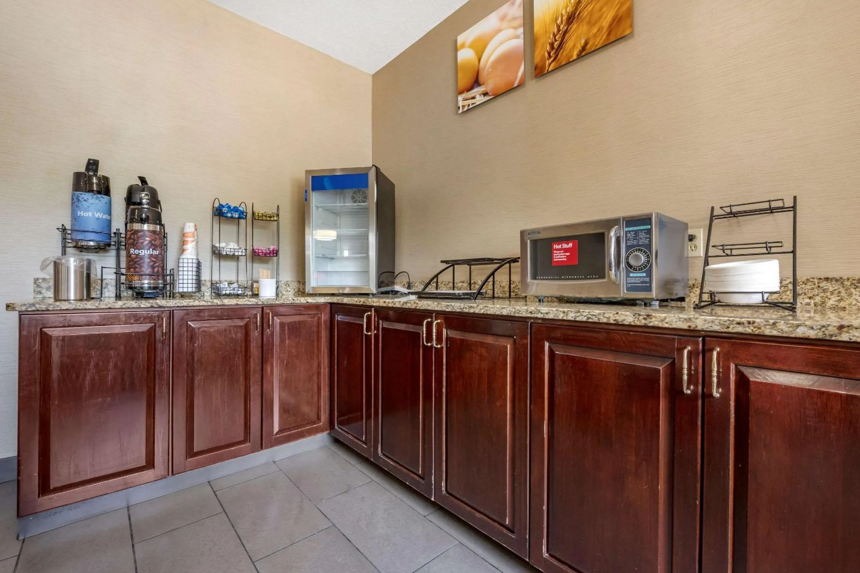 Restaurant/places to eat in Comfort Inn Meadowlands