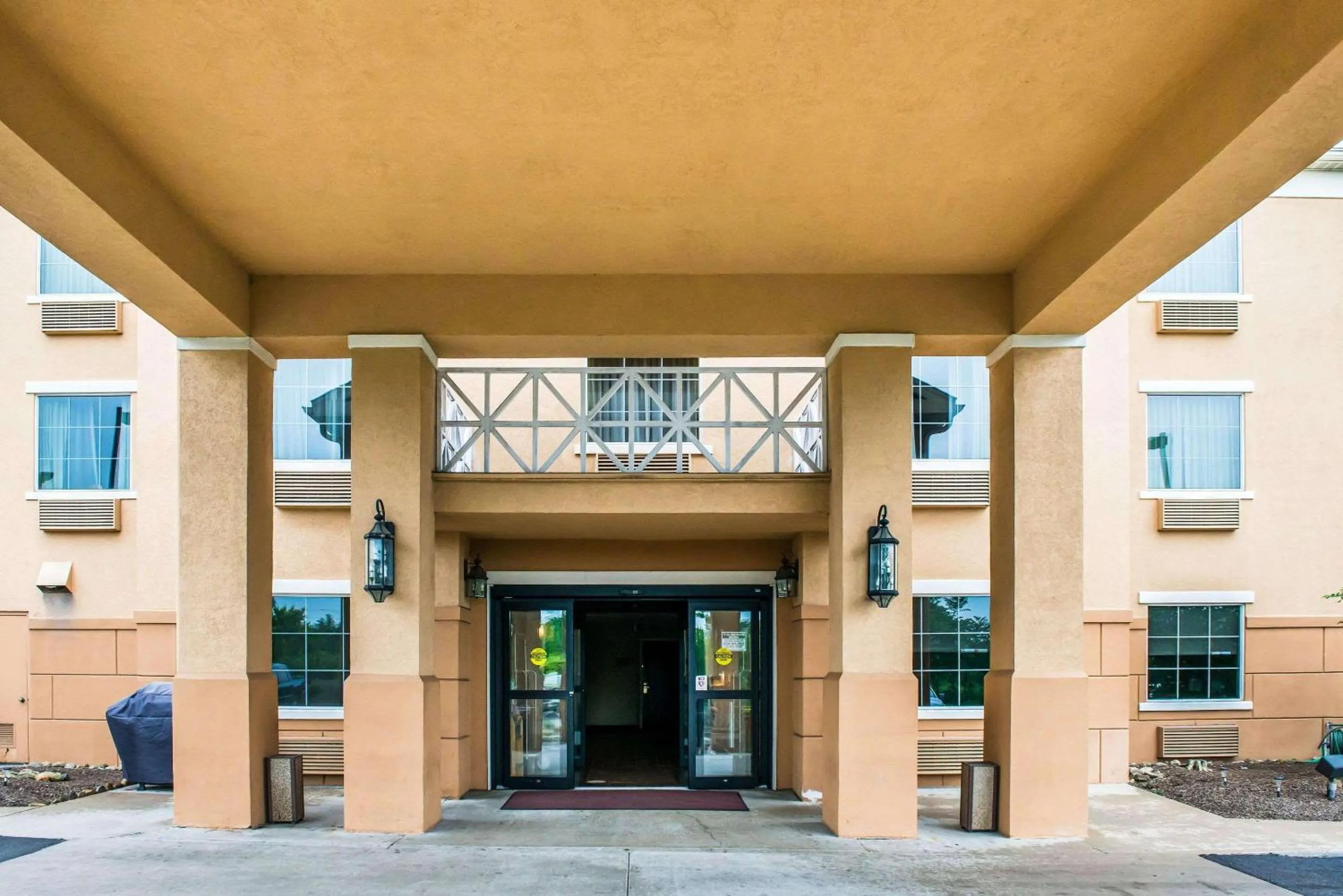 Property building in Comfort Inn Meadowlands