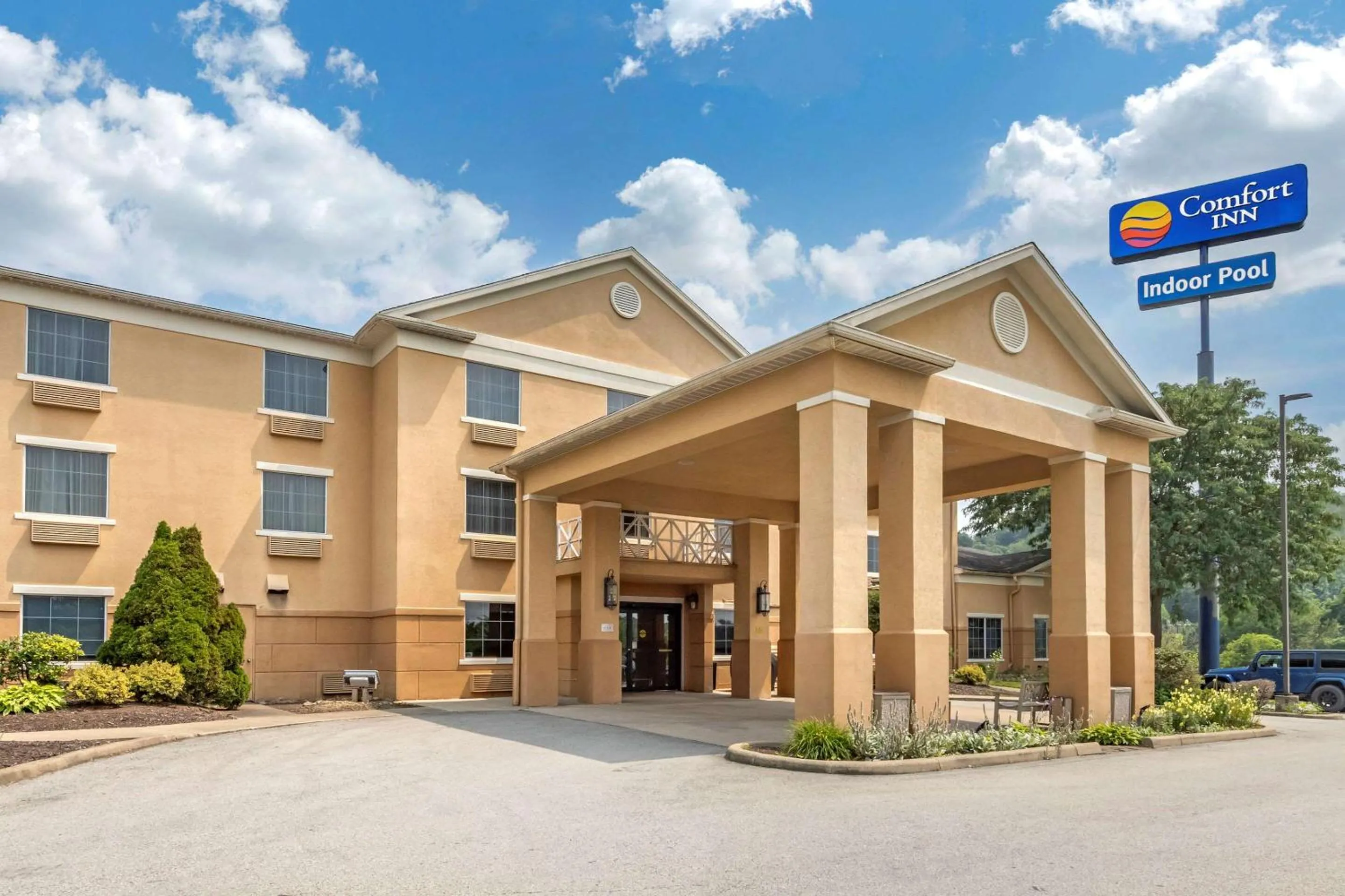 Property building in Comfort Inn Meadowlands