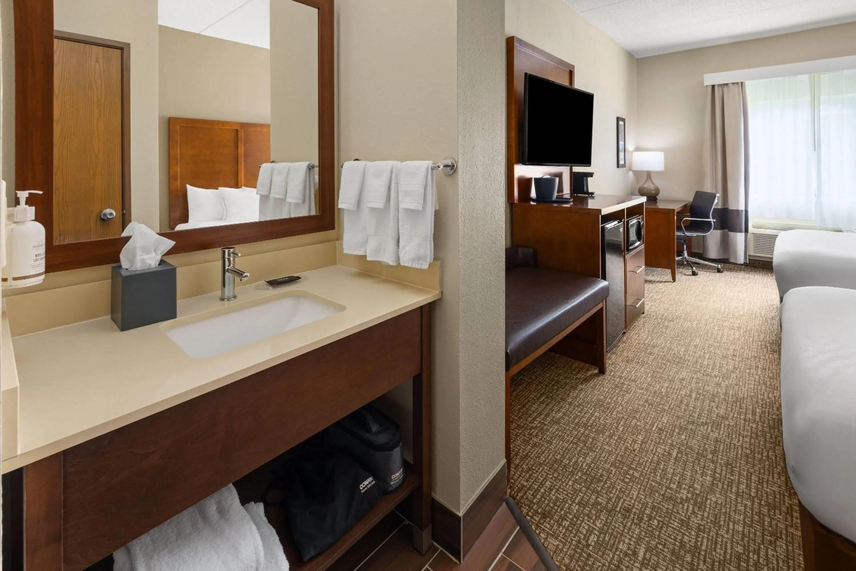 Photo of the whole room, Bed in Wingate by Wyndham Pittsburgh New Stanton