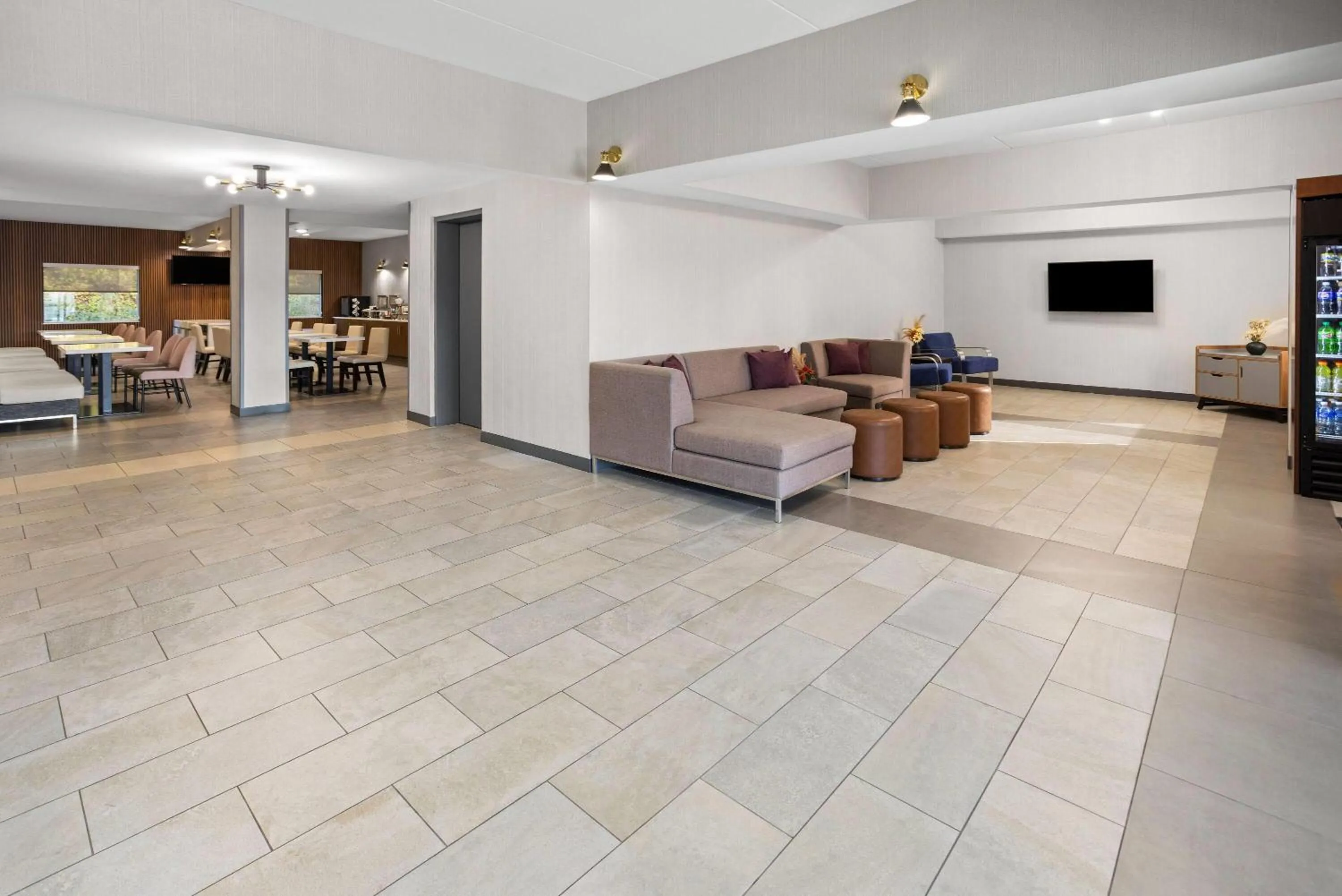 Lobby or reception in Wingate by Wyndham Pittsburgh New Stanton