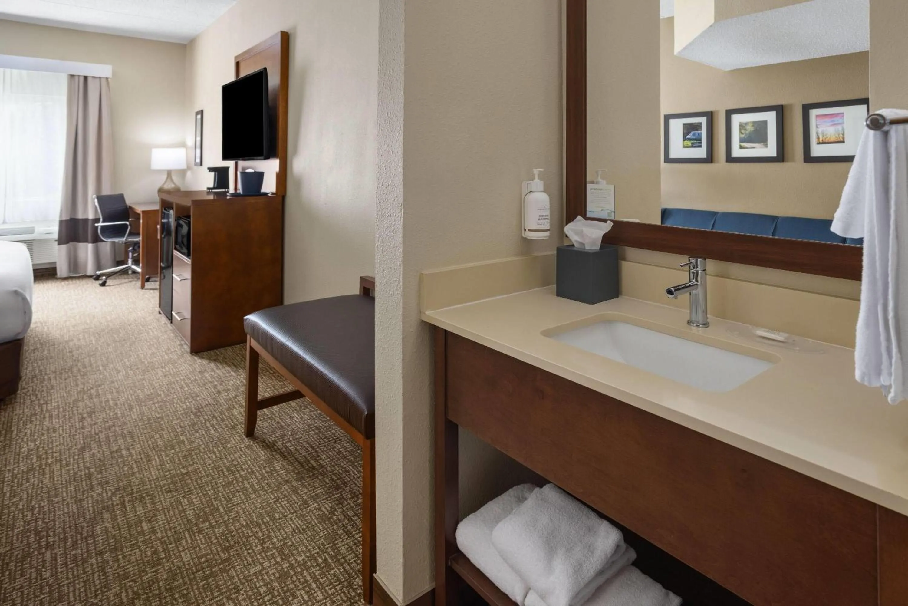 Photo of the whole room, Bed in Wingate by Wyndham Pittsburgh New Stanton