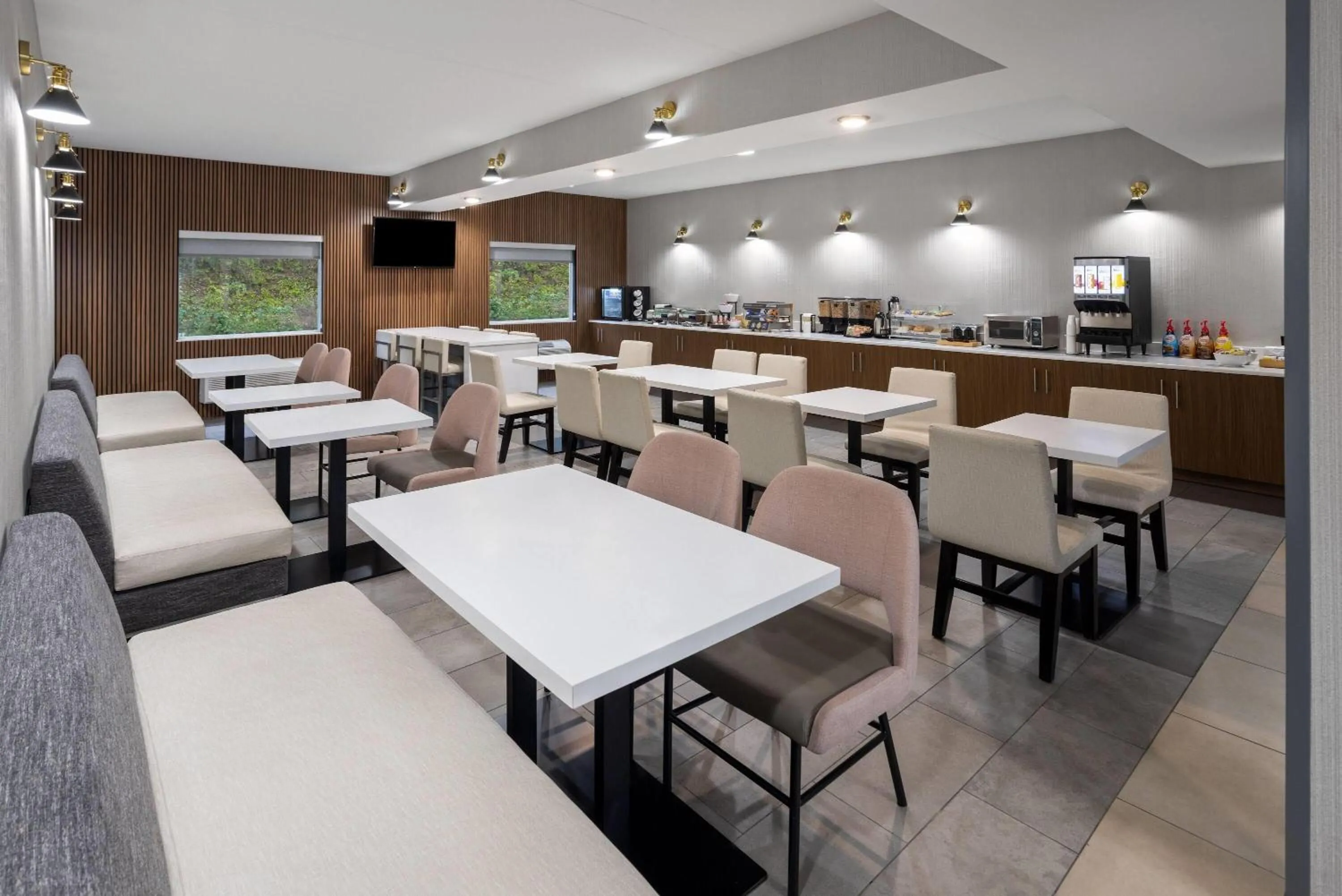 Breakfast in Wingate by Wyndham Pittsburgh New Stanton
