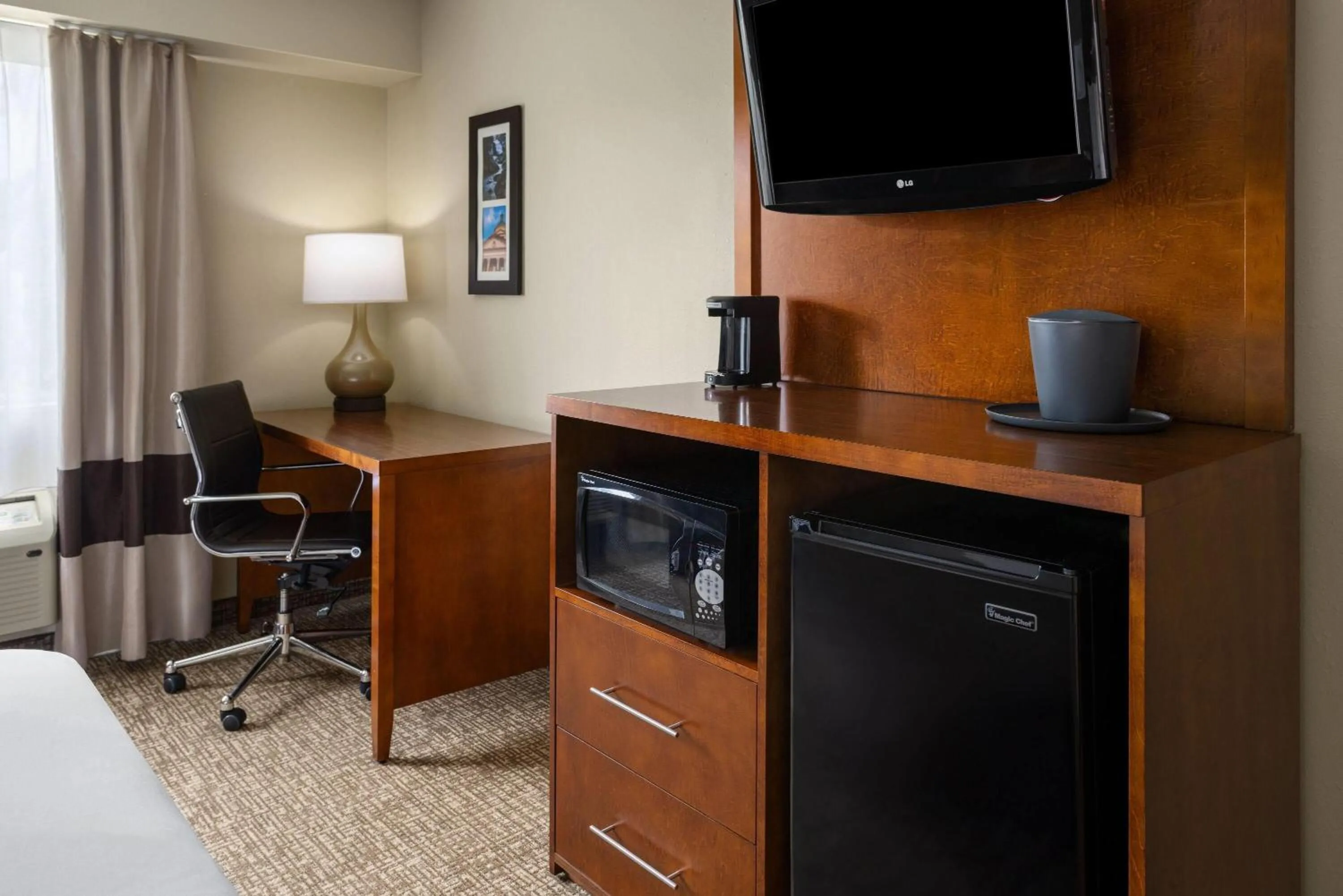 Photo of the whole room, Bed in Wingate by Wyndham Pittsburgh New Stanton