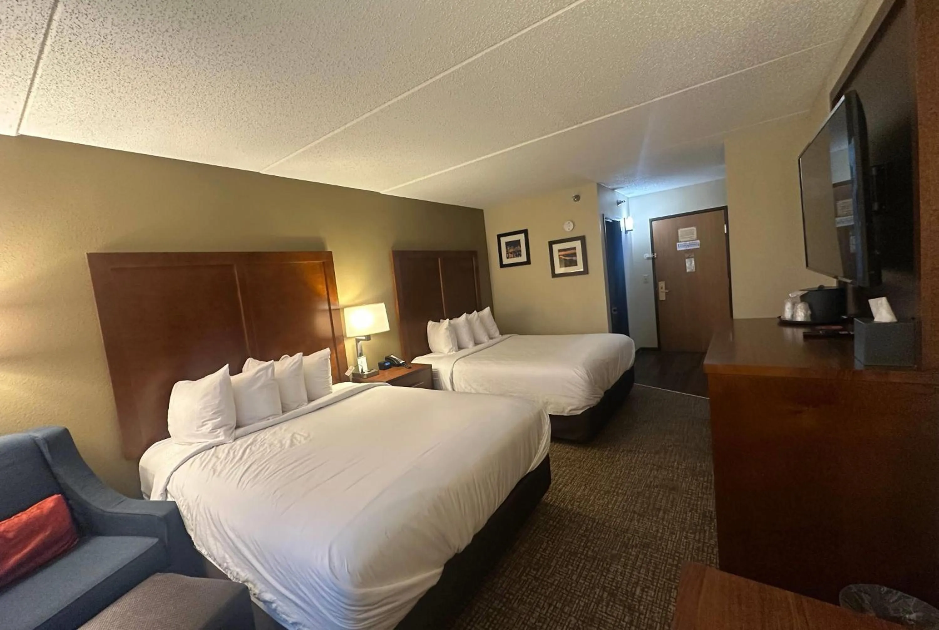 Photo of the whole room, Bed in Wingate by Wyndham Pittsburgh West Mifflin