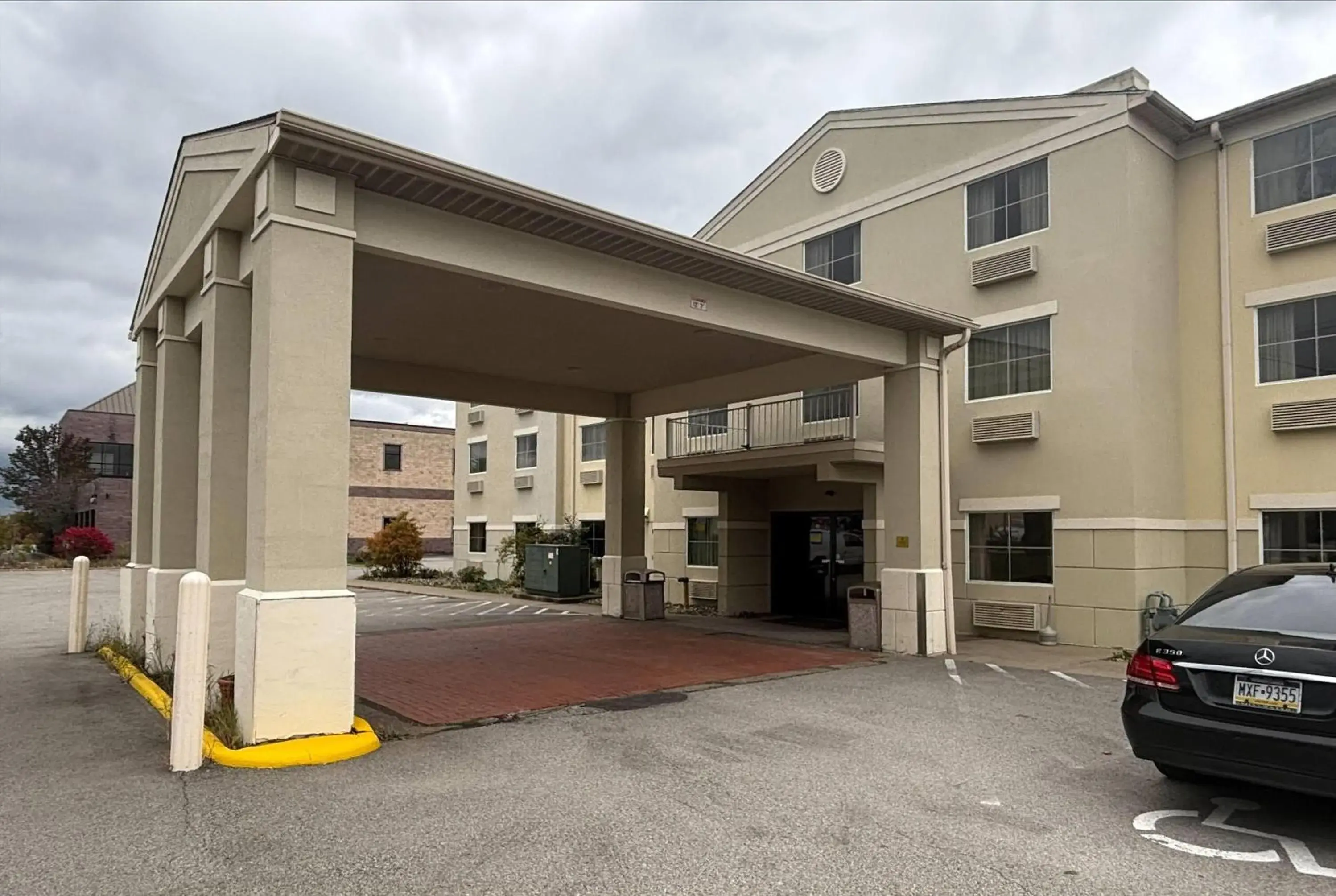 Property building in Wingate by Wyndham Pittsburgh West Mifflin Property building in Wingate by Wyndham Pittsburgh West Mifflin