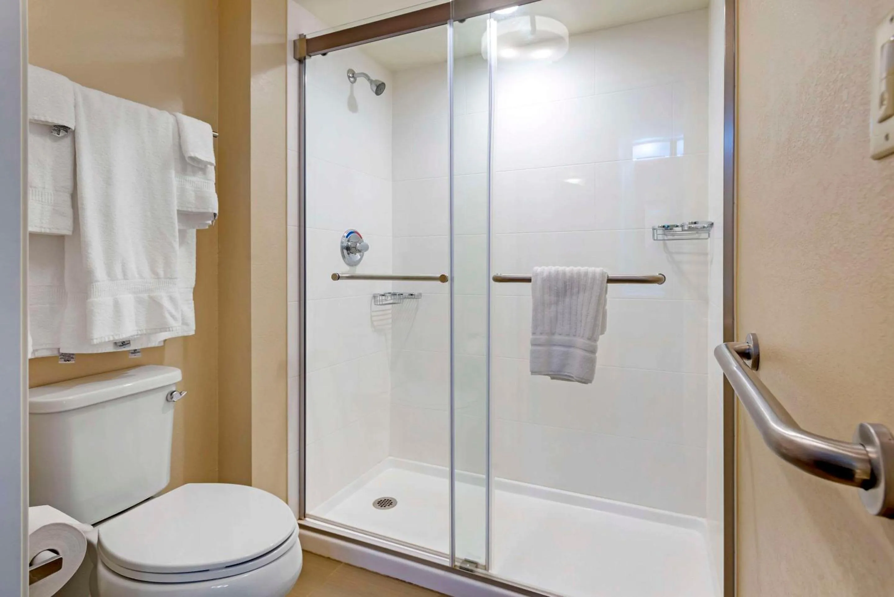 Bedroom in Comfort Inn & Suites Wilkes Barre - Arena