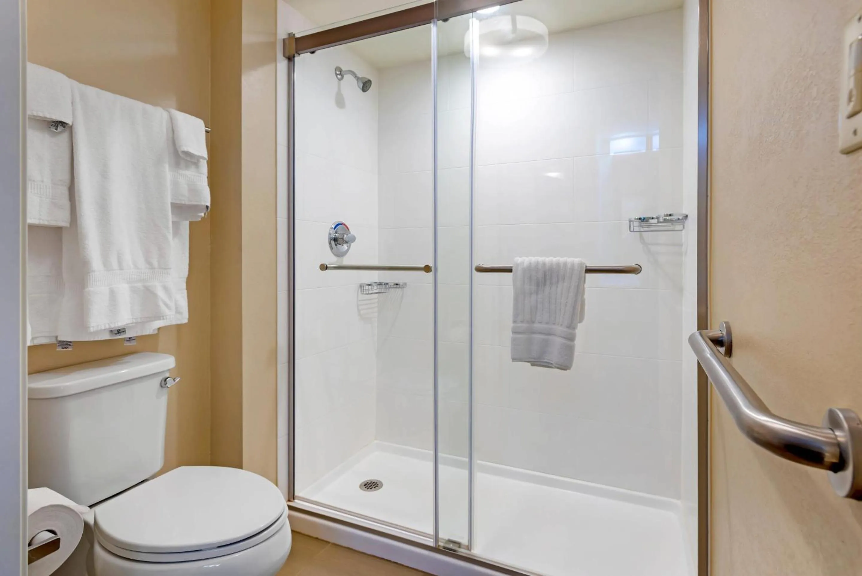 Bedroom in Comfort Inn & Suites Wilkes Barre - Arena