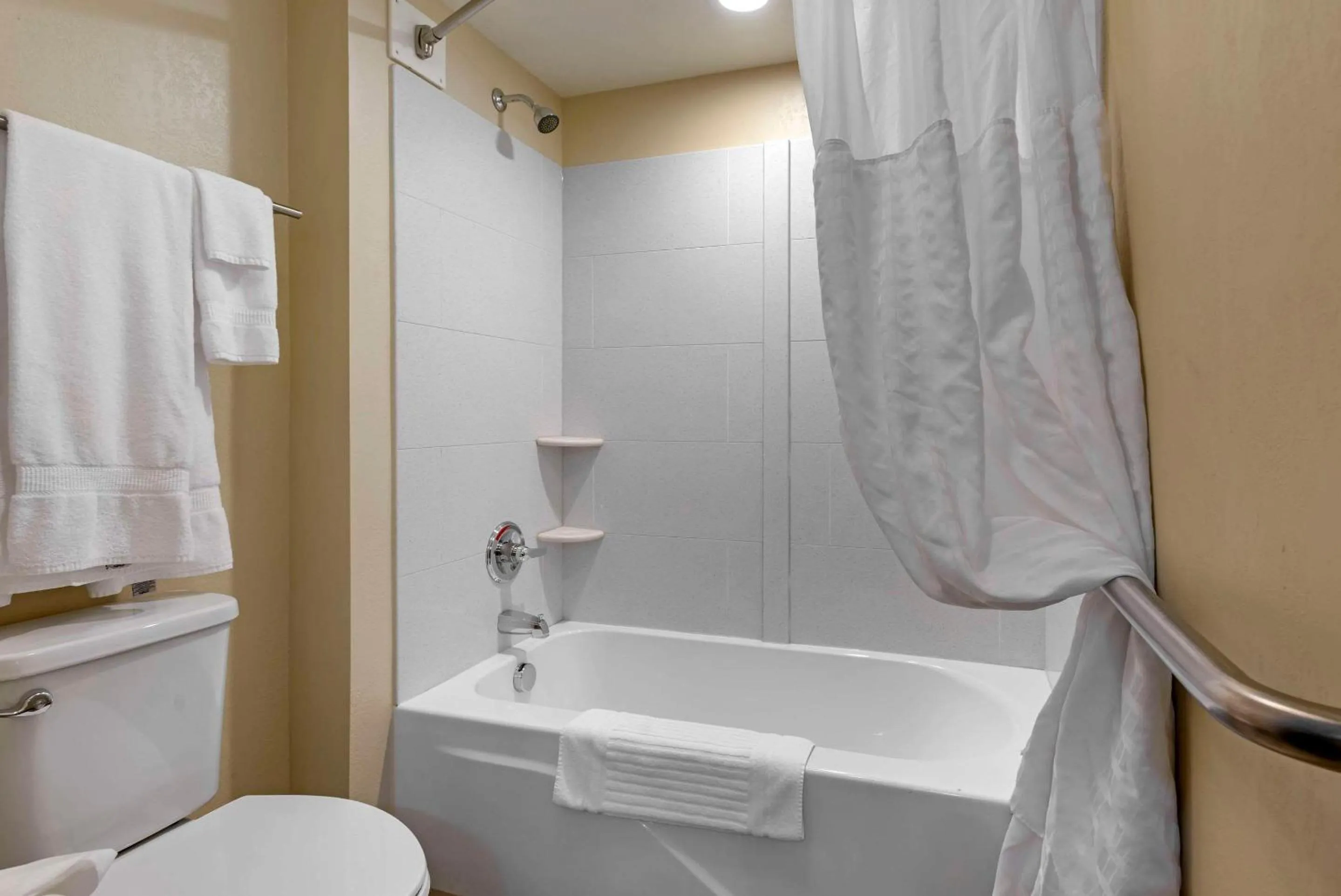 Bedroom in Comfort Inn & Suites Wilkes Barre - Arena