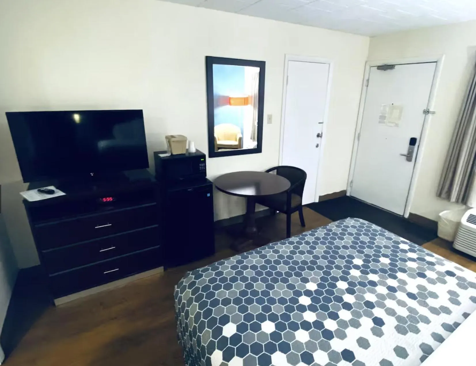 Bed in Travelodge by Wyndham Shamokin Dam/Selinsgrove