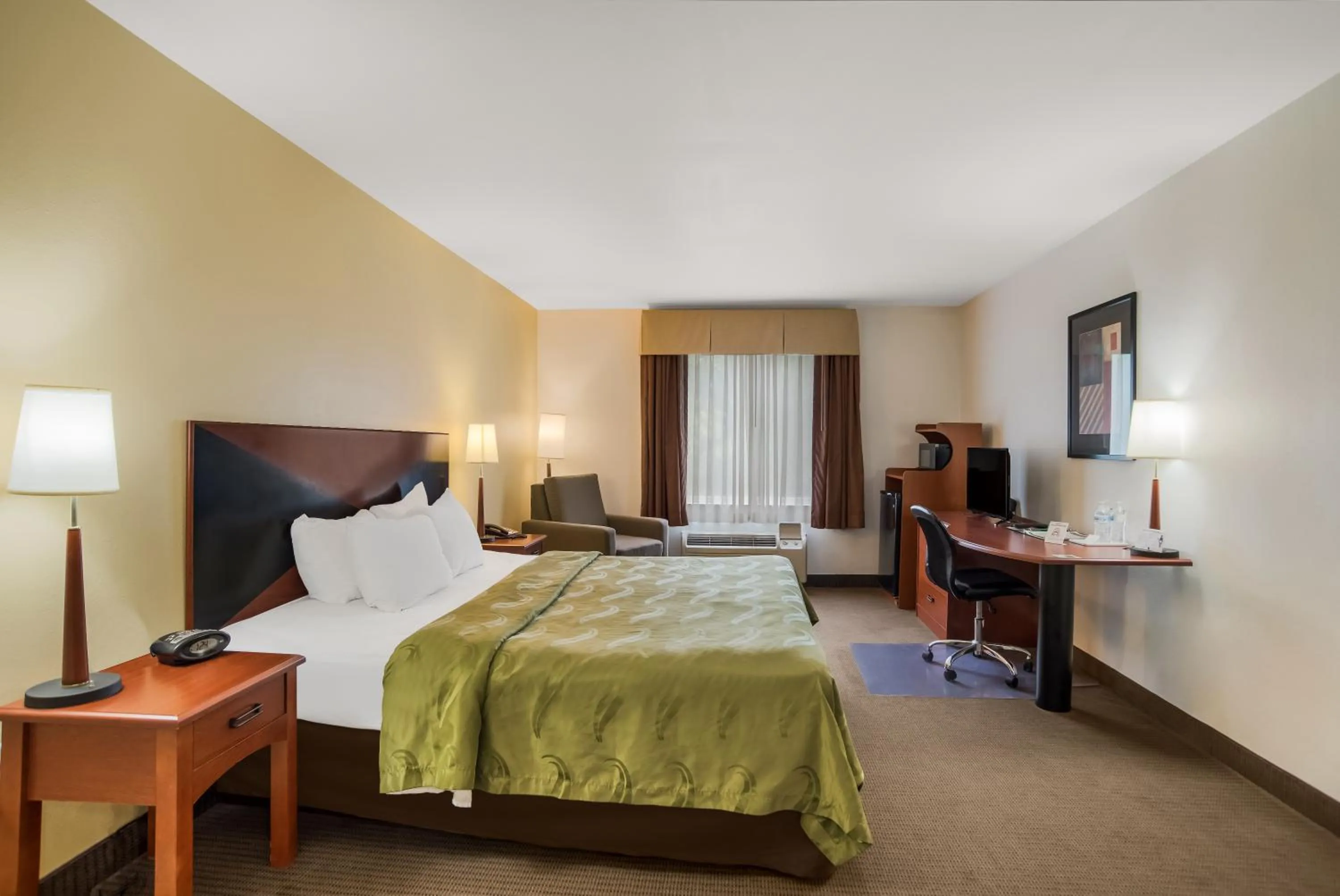 Bed in Quality Inn & Suites Chambersburg Northeast