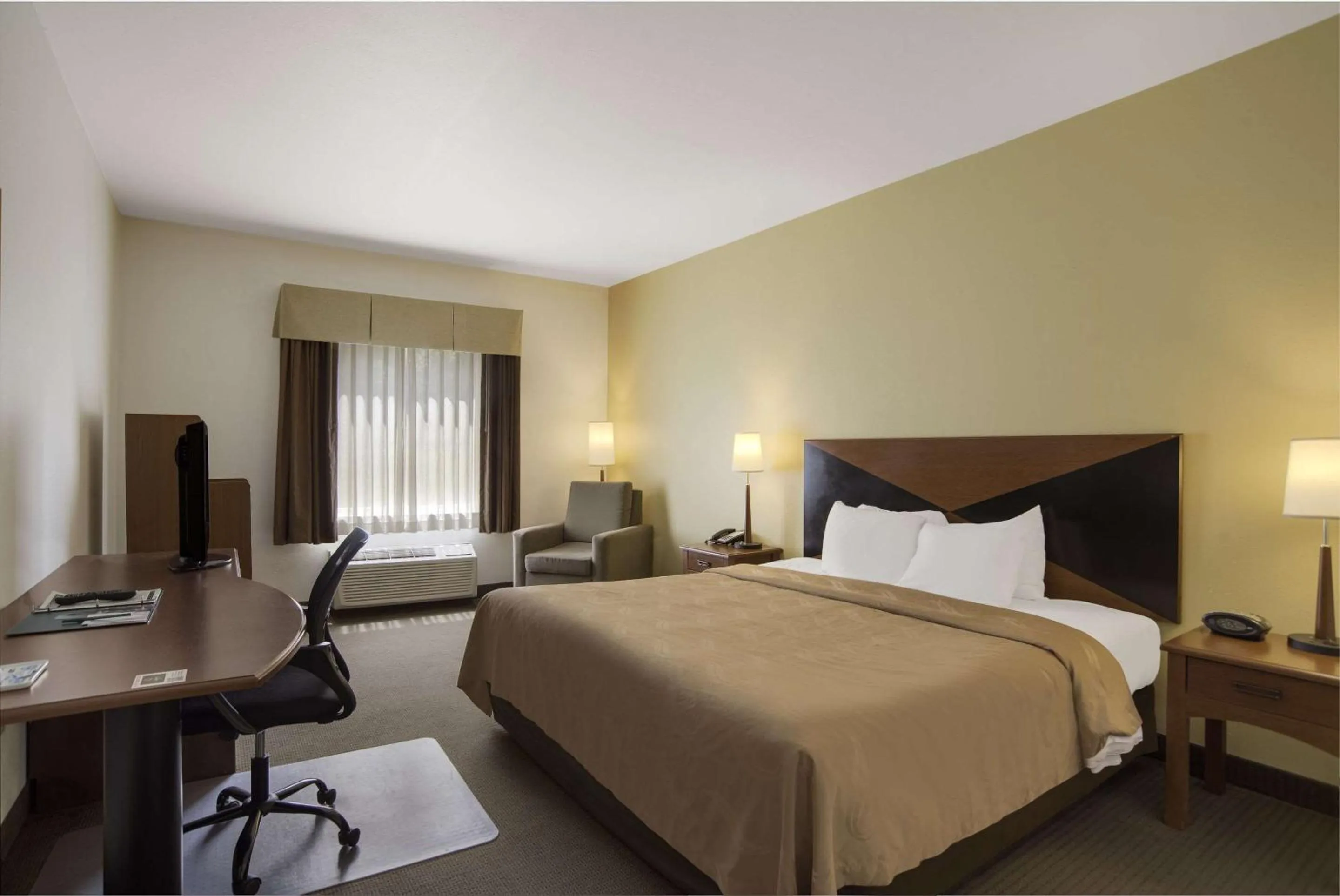 Bedroom, Bed in Quality Inn & Suites Chambersburg Northeast