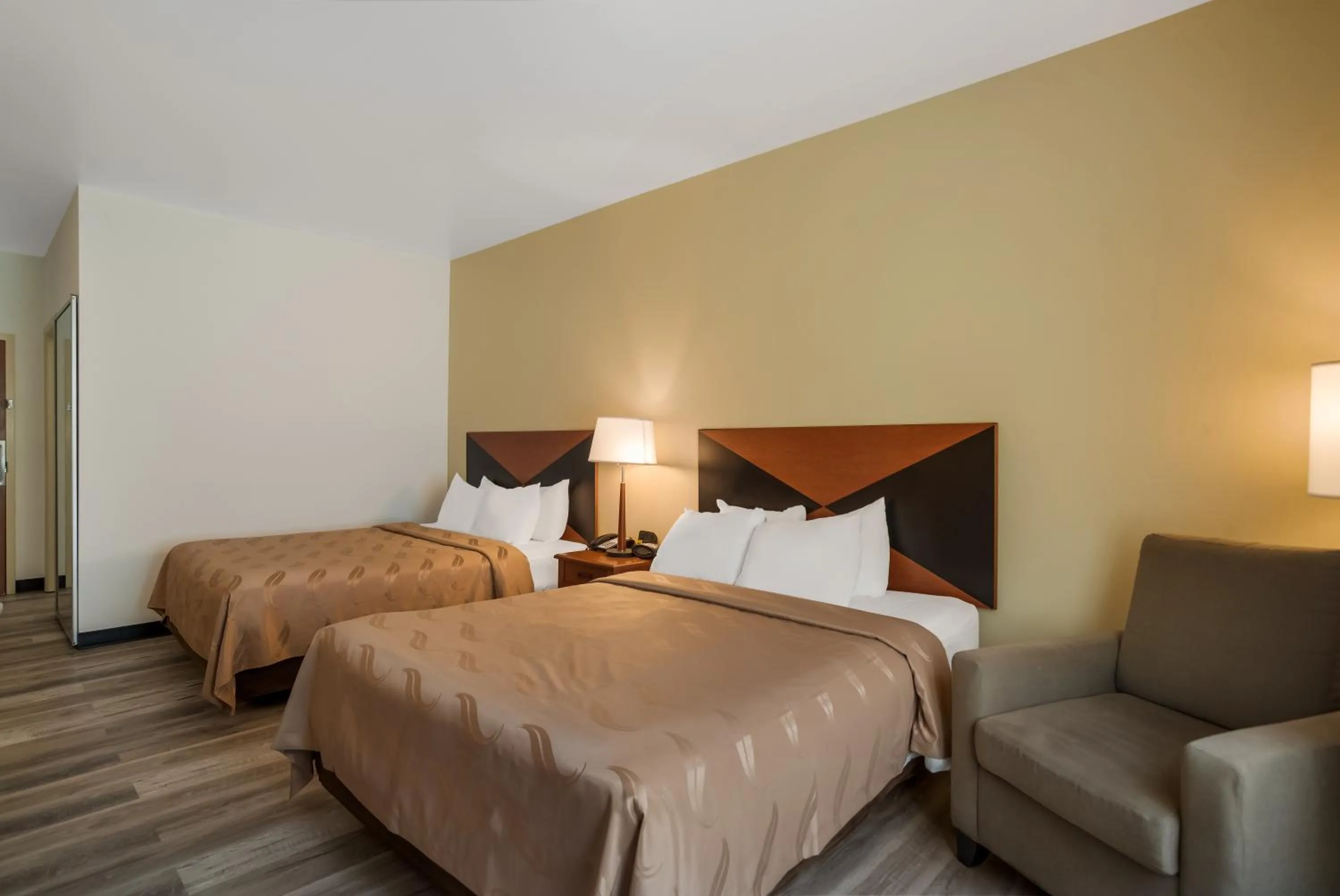 Bedroom, Bed in Quality Inn & Suites Chambersburg Northeast