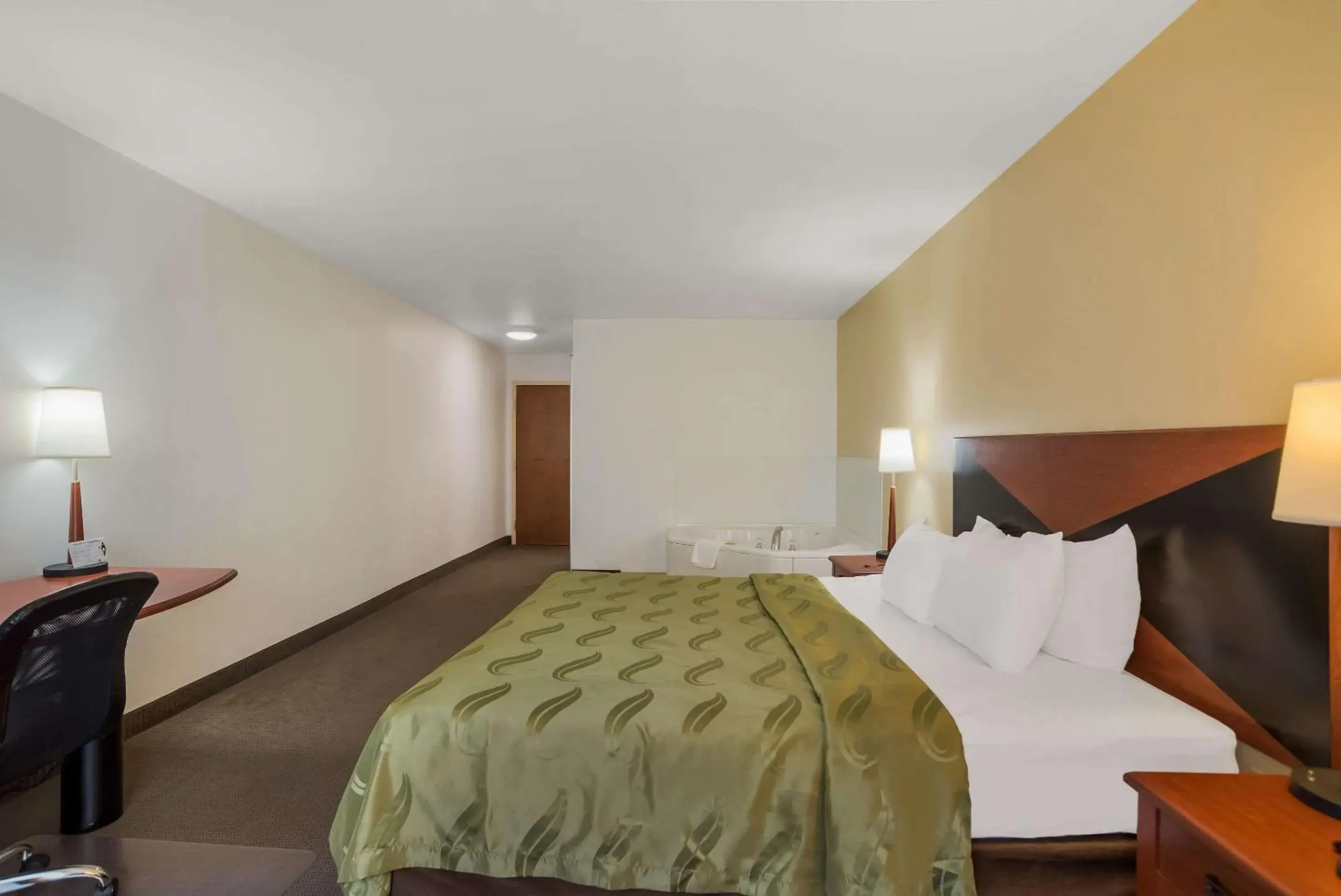 Bedroom, Bed in Quality Inn & Suites Chambersburg Northeast Bedroom, Bed in Quality Inn & Suites Chambersburg Northeast